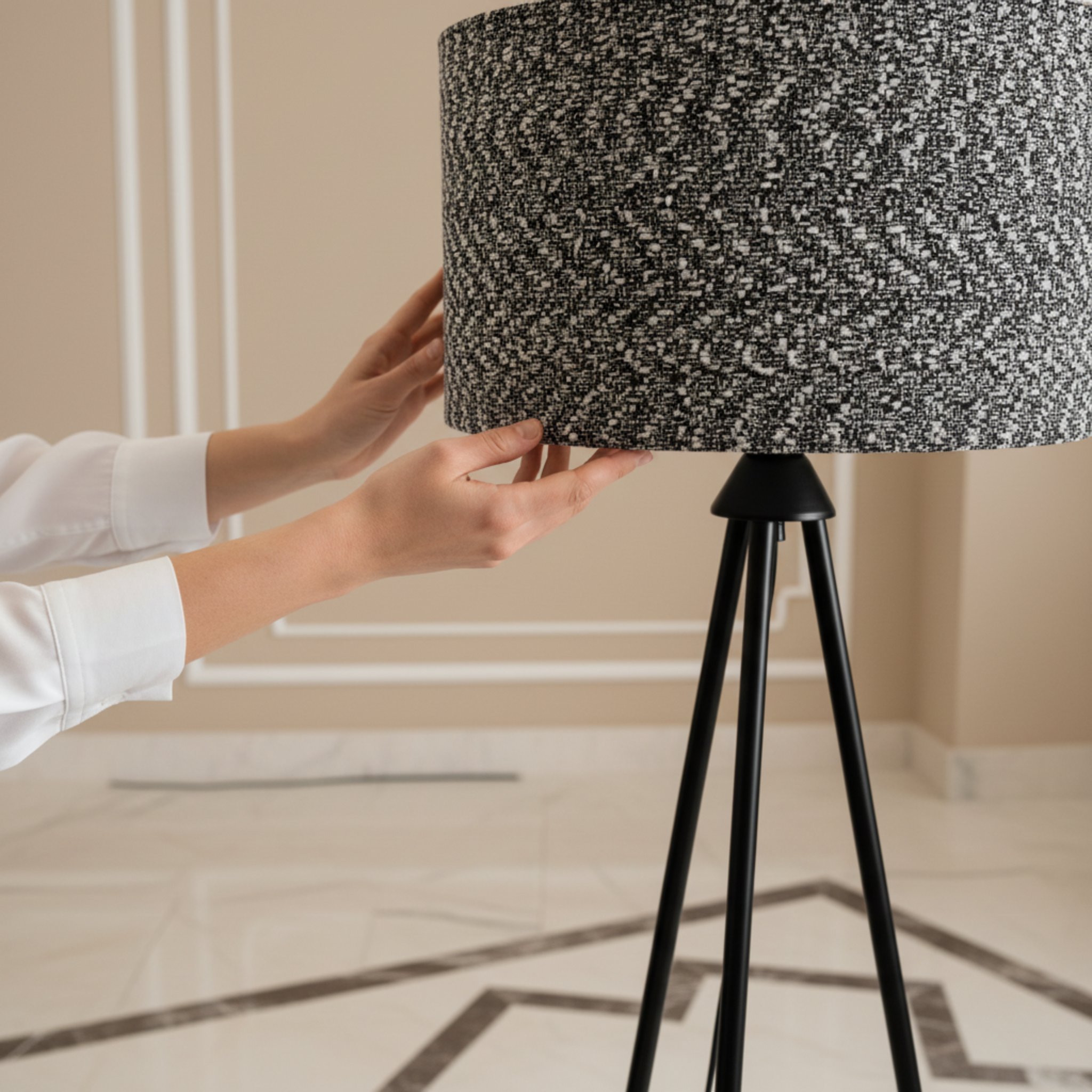 Lampadaire Trépied Métal Noir & Abat-Jour Chiné – Design Moderne