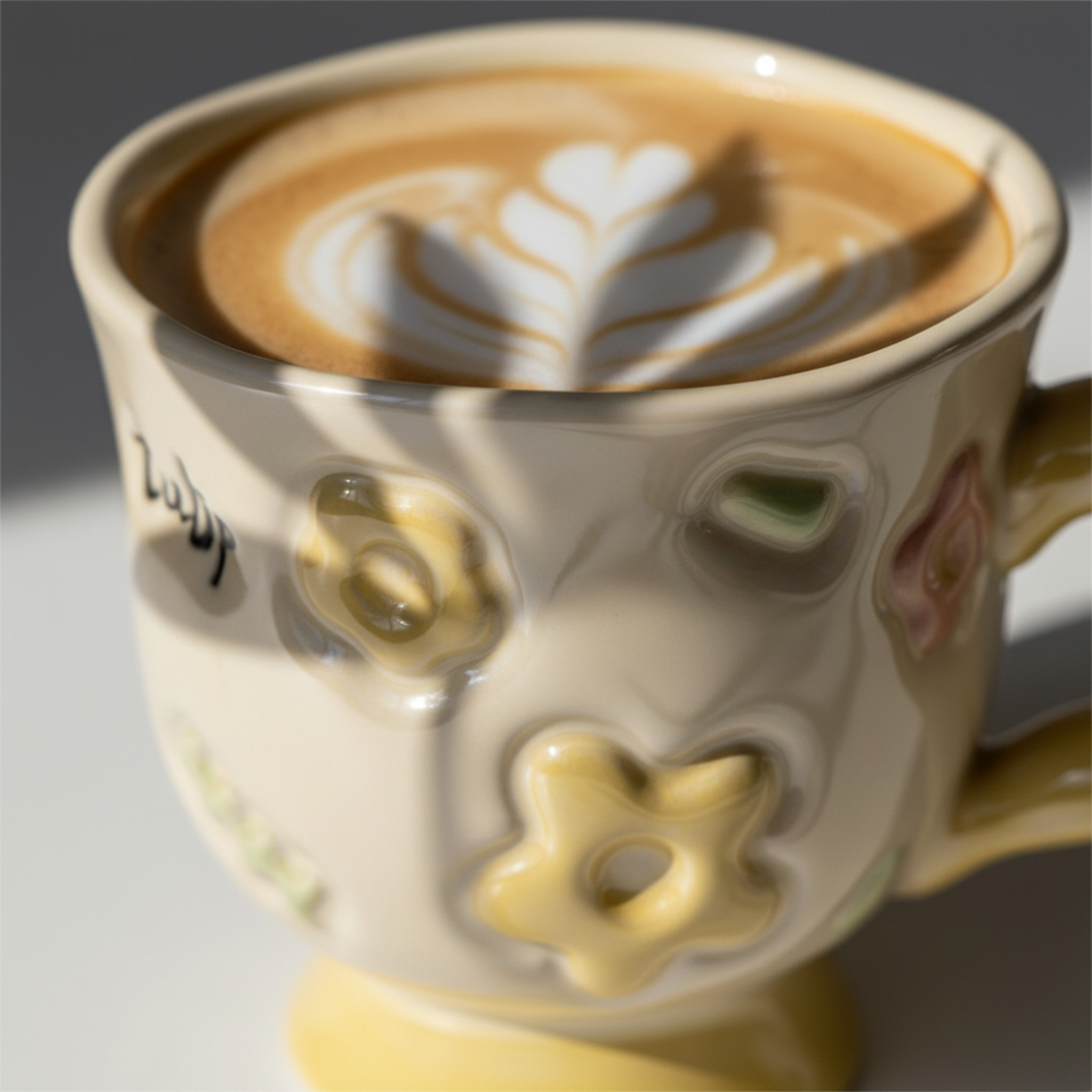 Mug Jaune Design Fleur en Relief en Céramique – Style Moderne Tunisie
