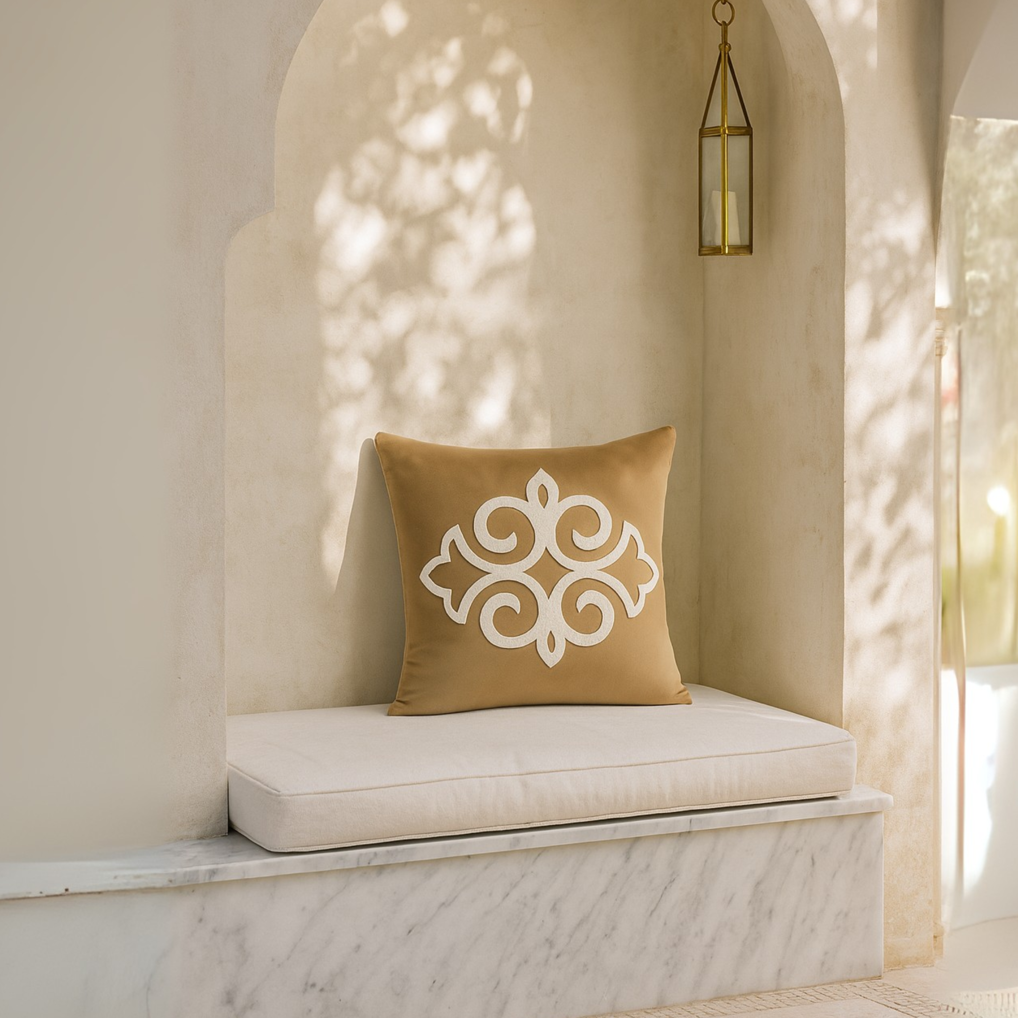 Coussin Beige Camel Tunisie – Volutes Arabesques | Fiolla Home