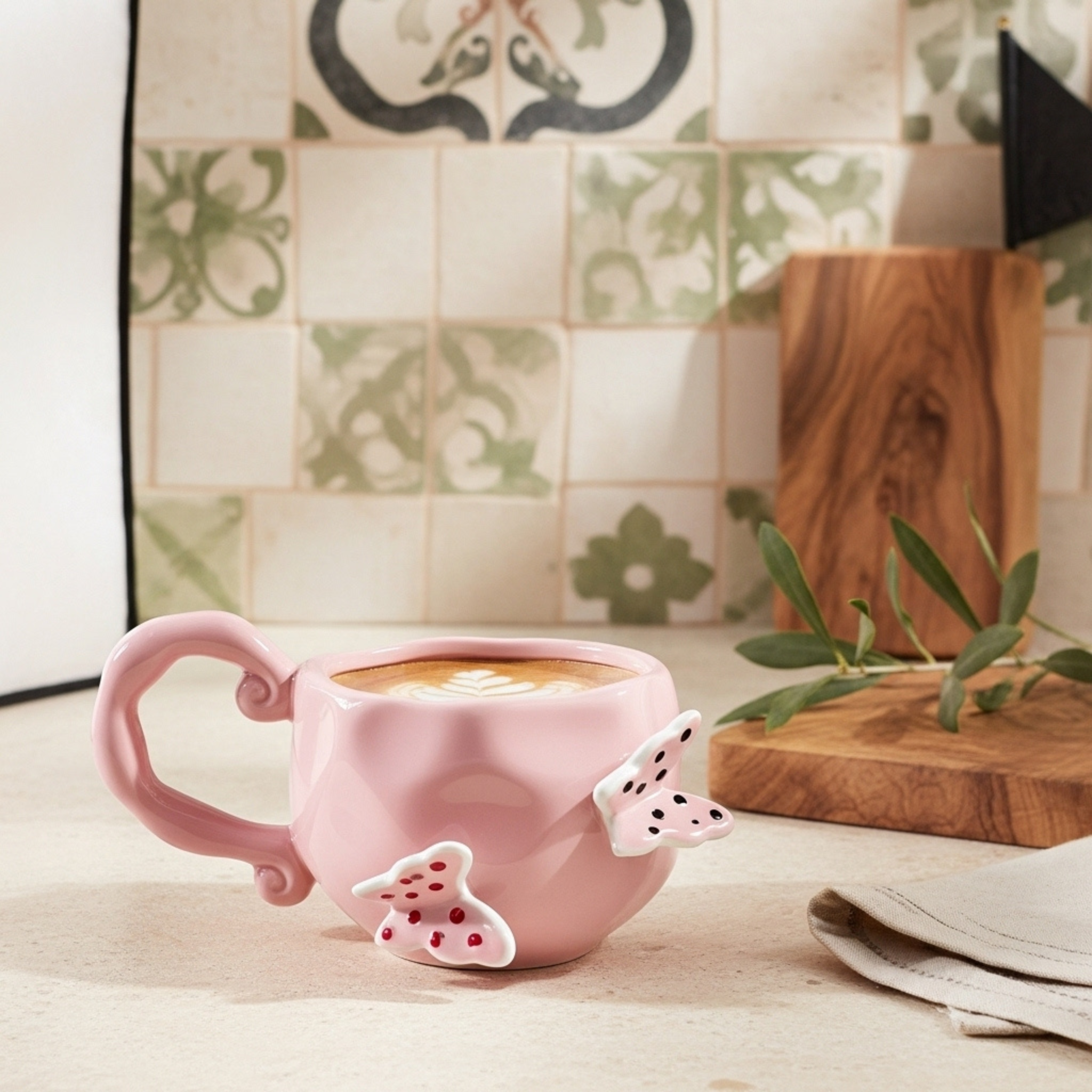 Mug Céramique Rose Papillons – Anse Sculptée | Fiolla Home Tunisie