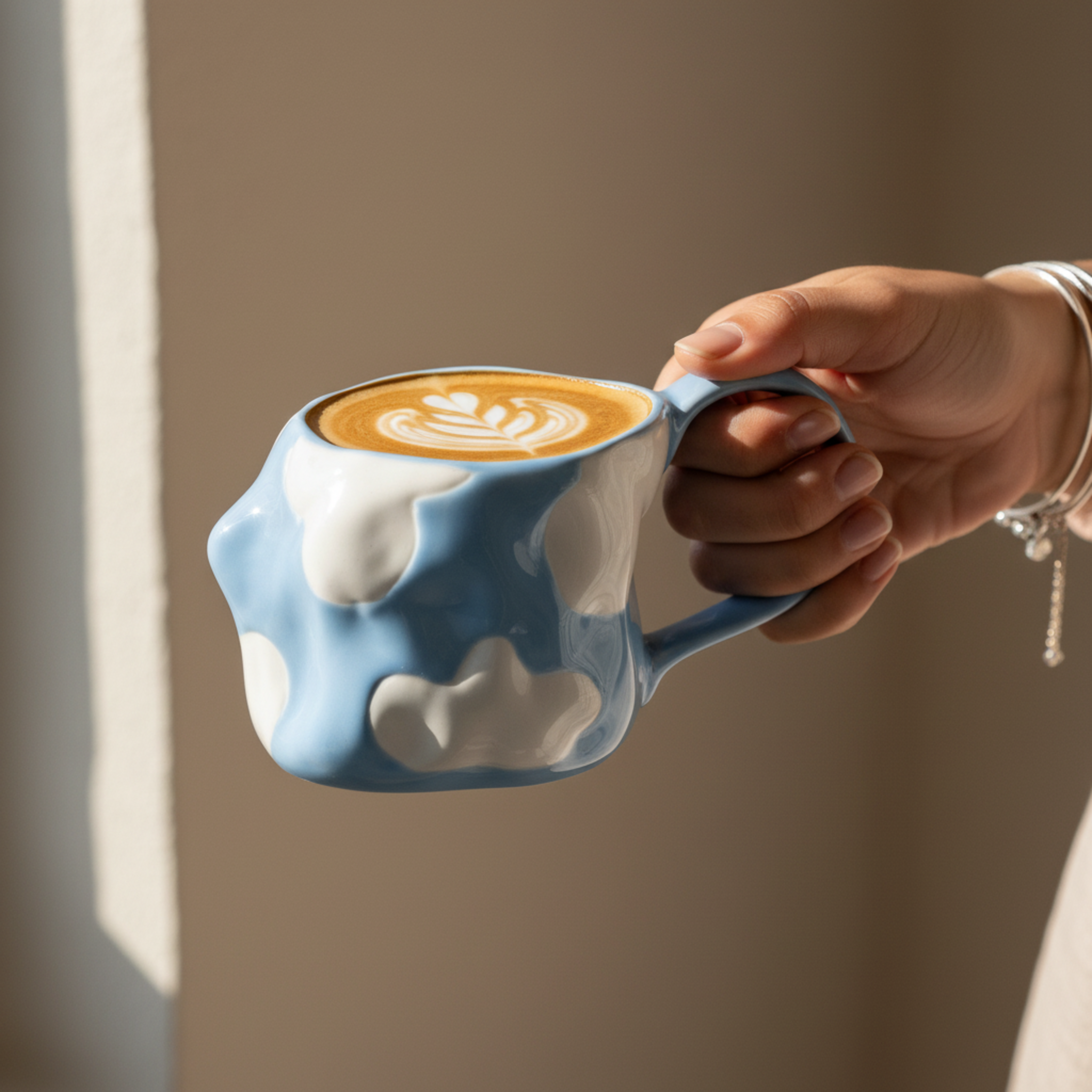 Mug Bleu Nuage en Céramique – Design Irrégulier & Artistique Tunisie