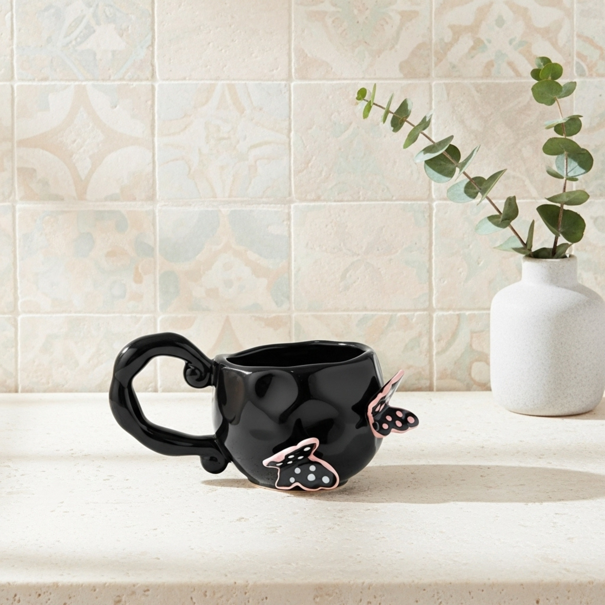 Mug Céramique Papillons Noir – Anse Sculptée | Fiolla Home