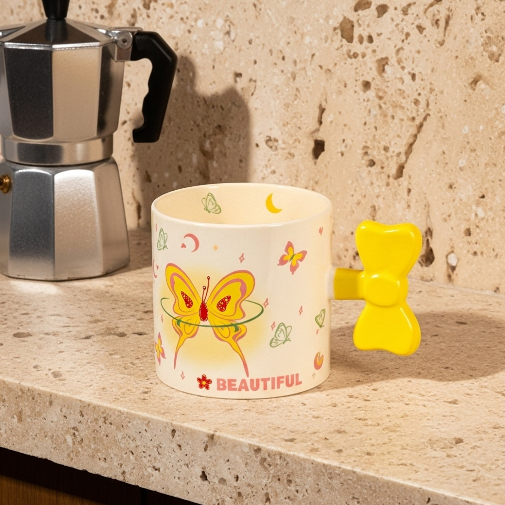 Mug papillon jaune – Anse nœud 3D “Beautiful” | Fiolla Home