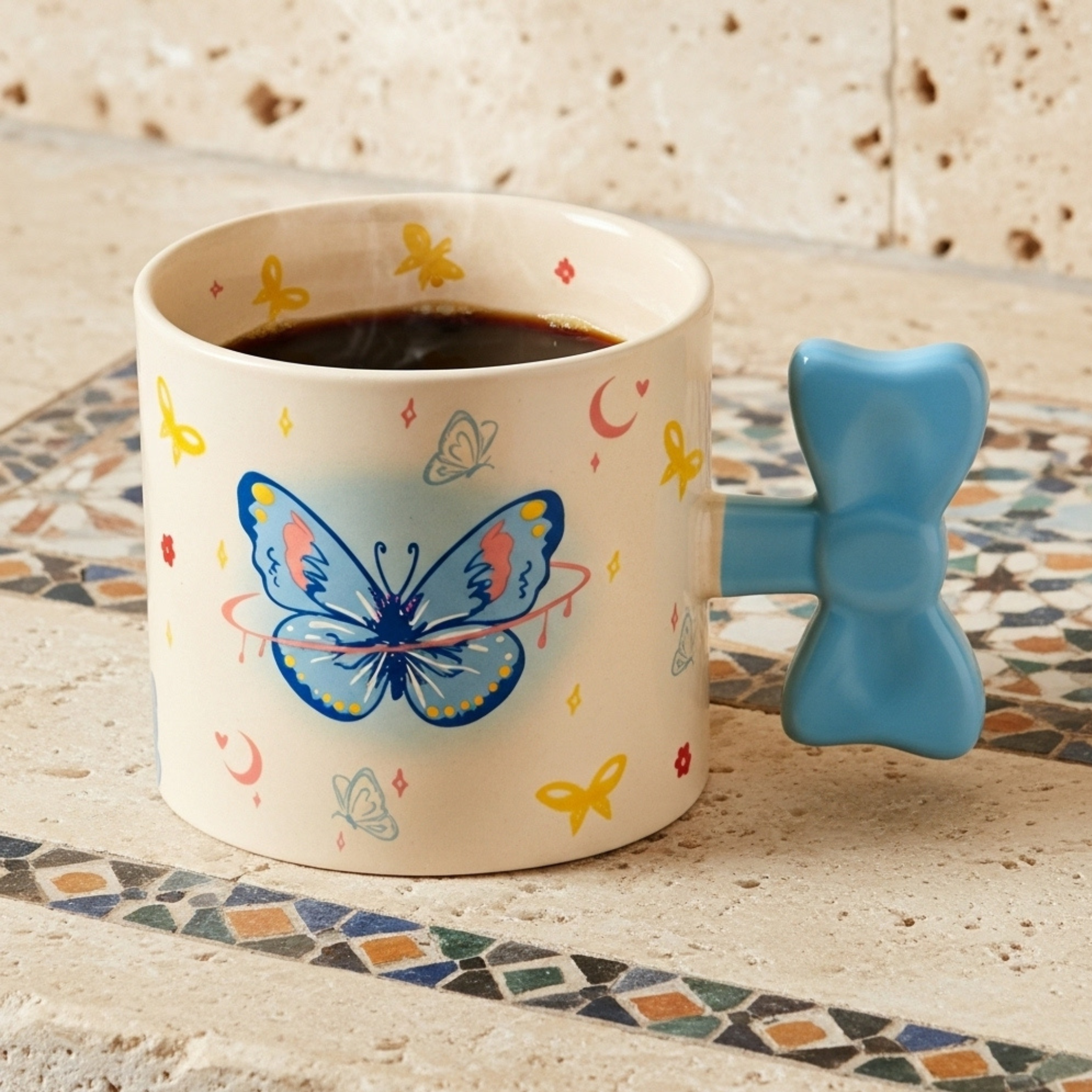 Mug papillon bleu en céramique – Anse nœud 3D | Fiolla Home