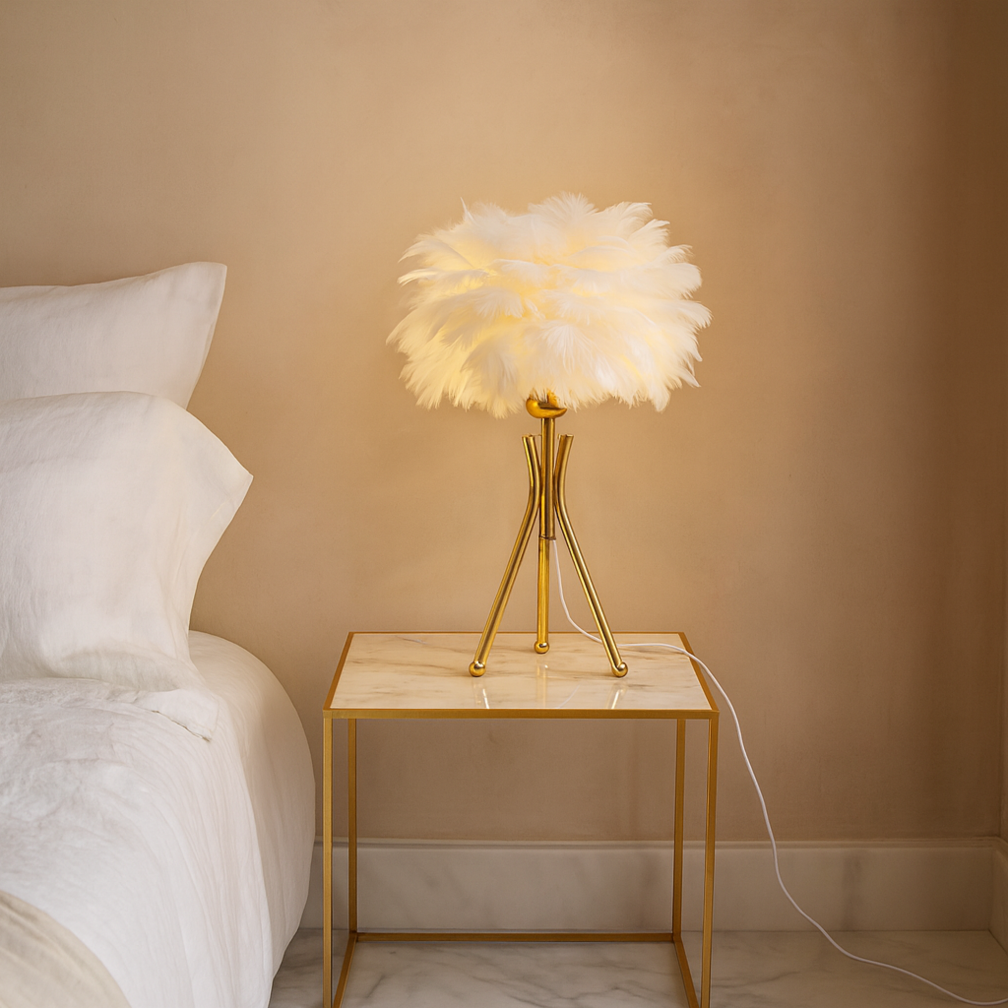 Lampe de Chevet à Plumes Blanc & Doré – Style Glamour Chic