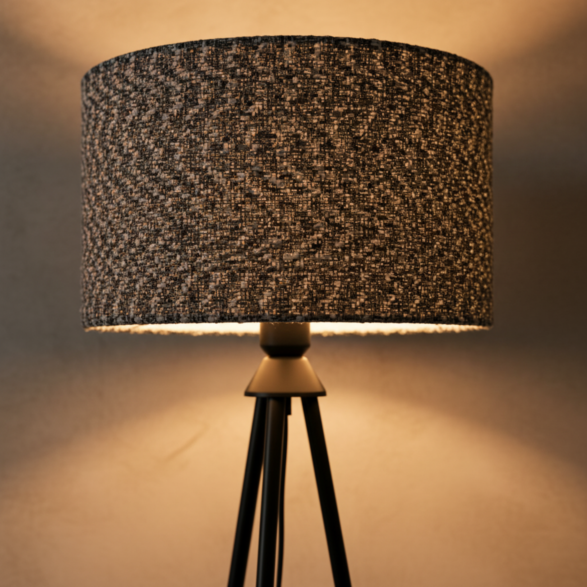 Lampadaire Trépied Métal Noir & Abat-Jour Chiné – Design Moderne