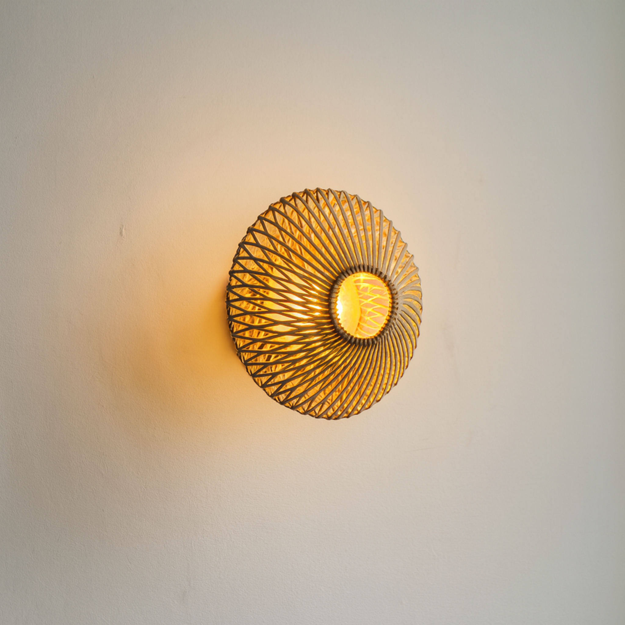 Applique murale en rotin faite main – Artisanat tunisien | Éclairage décoratif naturel