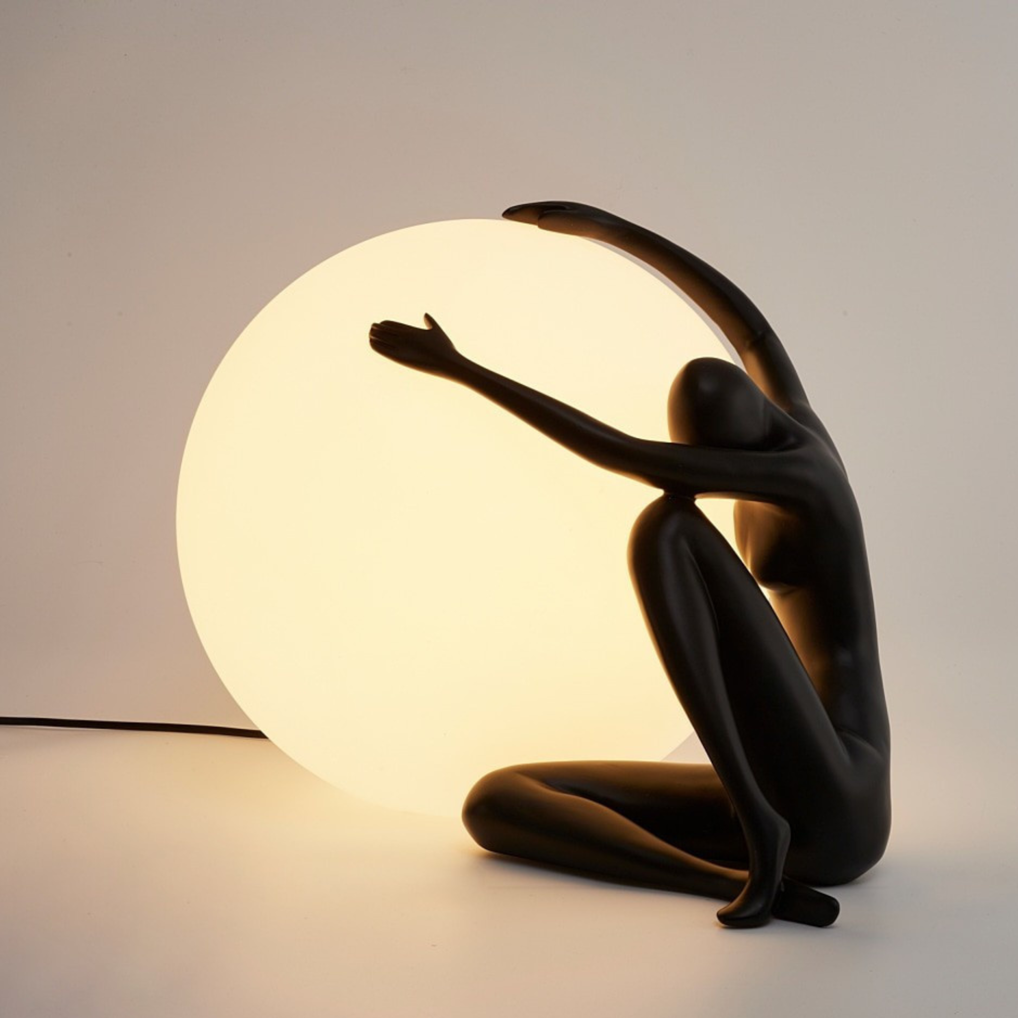 Lampe à Poser Designer | Statue Femme & Globe | Fiolla Home Tunisie