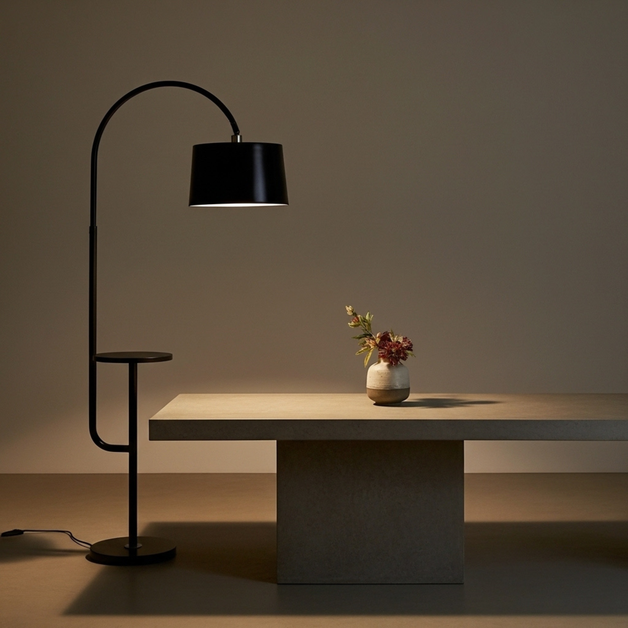 Lampadaire 2 en 1 avec Table Intégrée – Design Moderne et Élégant | Fiolla Home