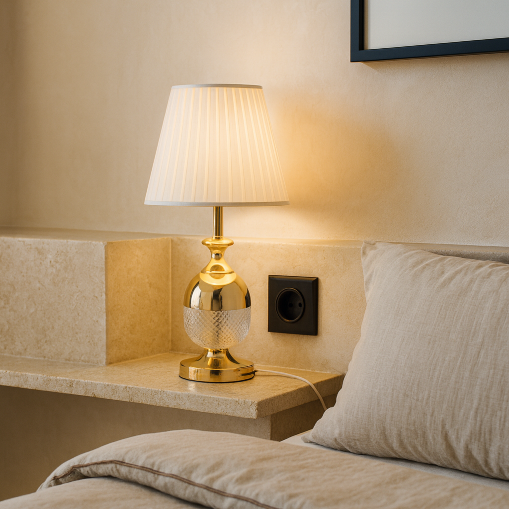 Lampe de chevet dorée en verre taillé | Veilleuse élégante | Fiolla Home