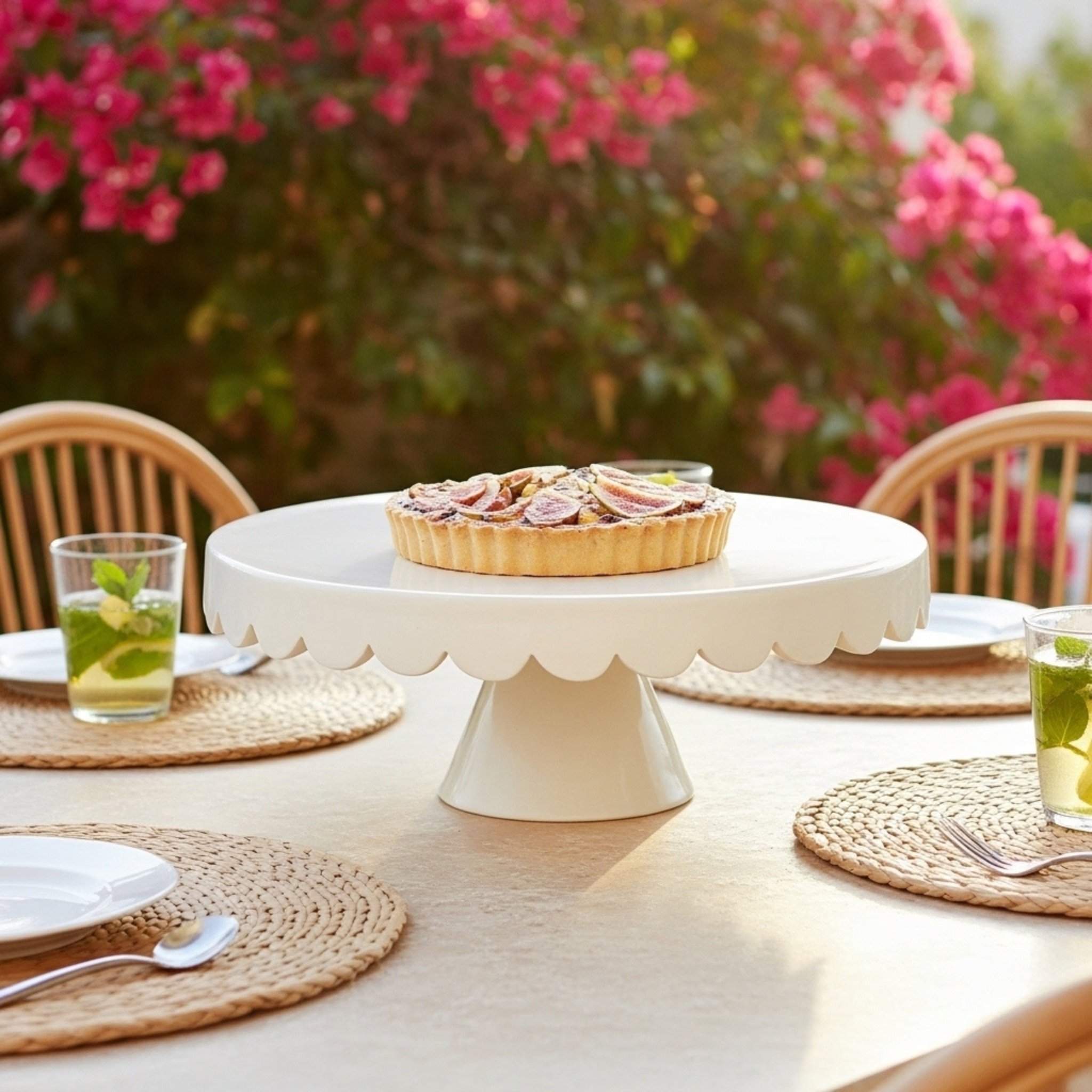 Présentoir à gâteau en céramique – Blanc ivoire, bord ondulé (100% fait main, Tunisie)