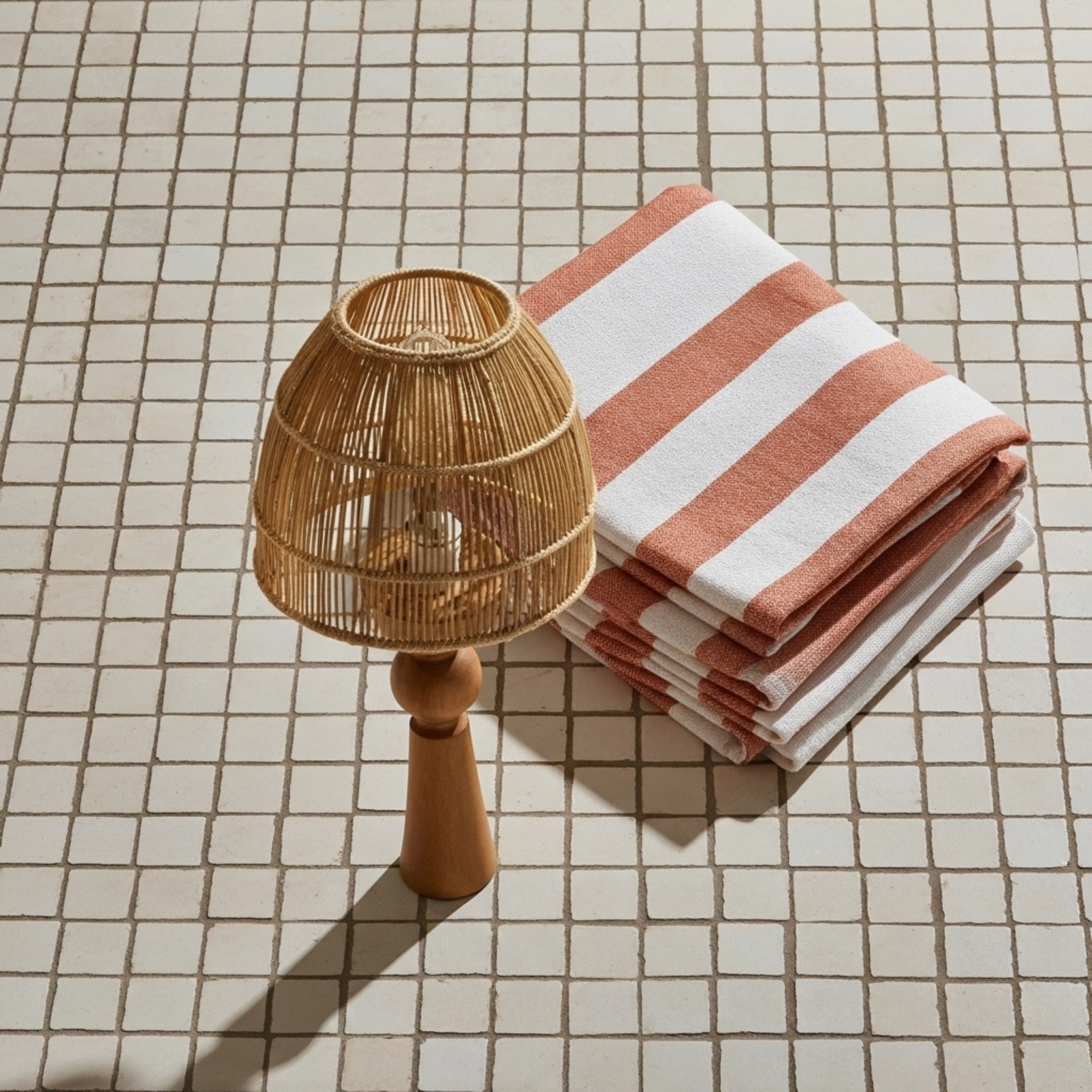 Lampe de table artisanale – base en bois d’olivier & abat-jour en fibres de palmier