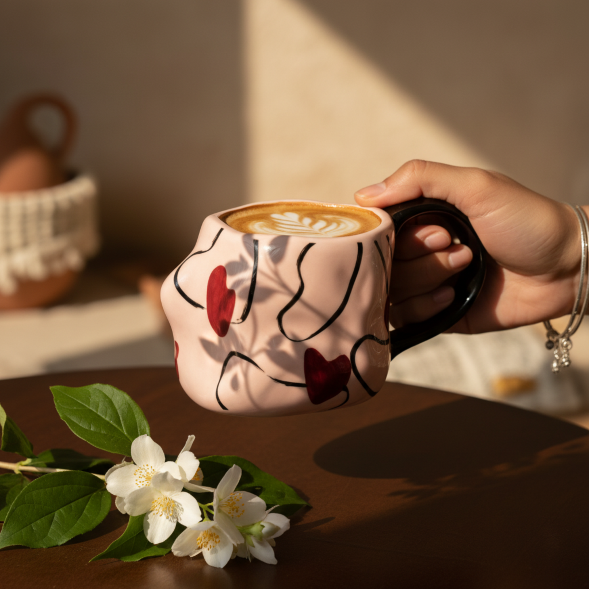 Mug Rose à Cœurs en Céramique – Anse Noire, Design Moderne Tunisie
