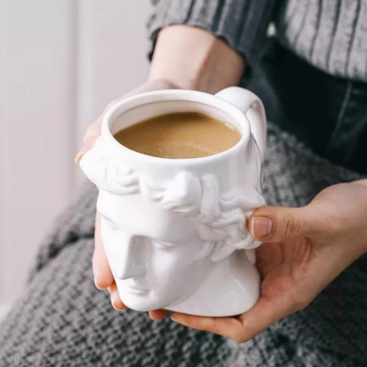 Tasse en Céramique Sculptée | Design Tête Antique Élégante | Fiolla Home