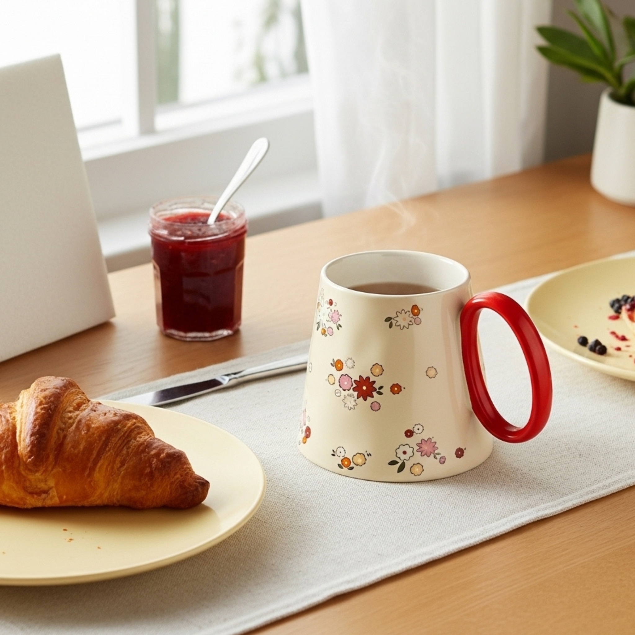 Mug fleuri en céramique – Anse rouge | Fiolla Home