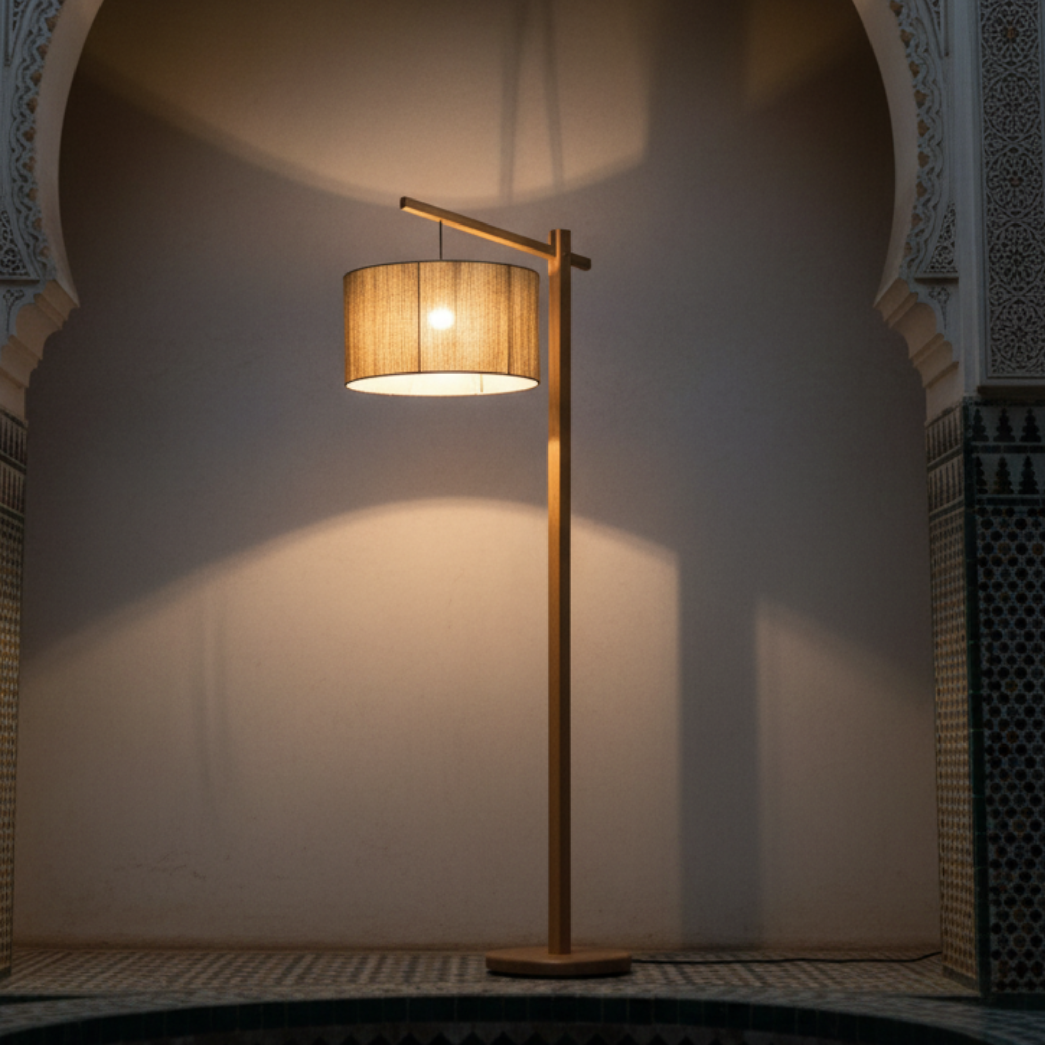 Lampadaire Bois à Bras Déporté | Abat-jour Jute | Fiolla Home Tunisie