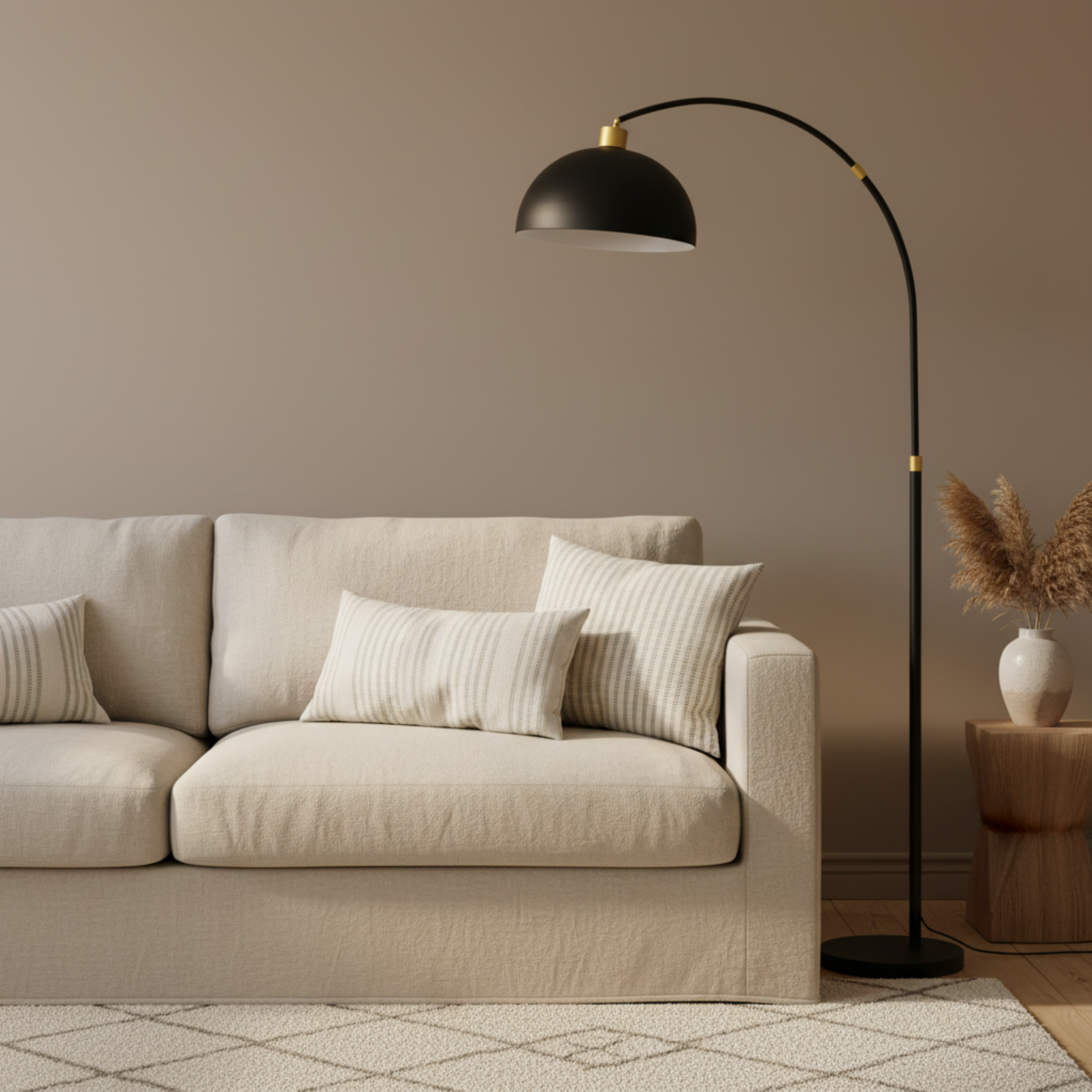 Lampadaire Arc Noir Moderne avec Détails Dorés – Élégance Design