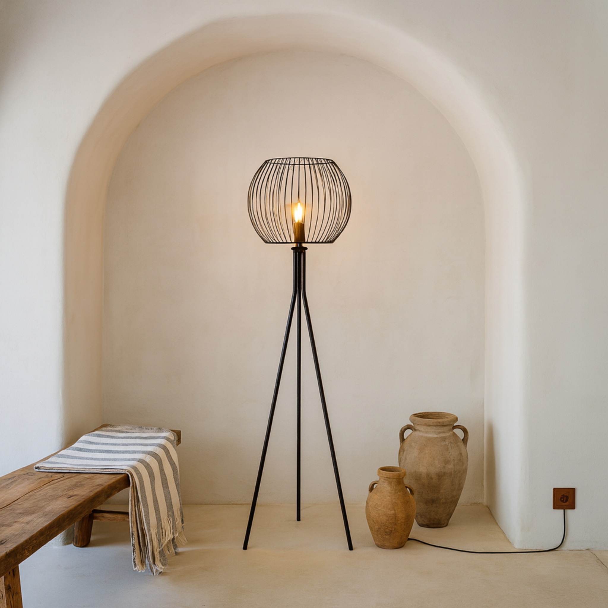 Lampadaire métallique noir sur trépied | Luminaire Tunisie | Fiolla Home