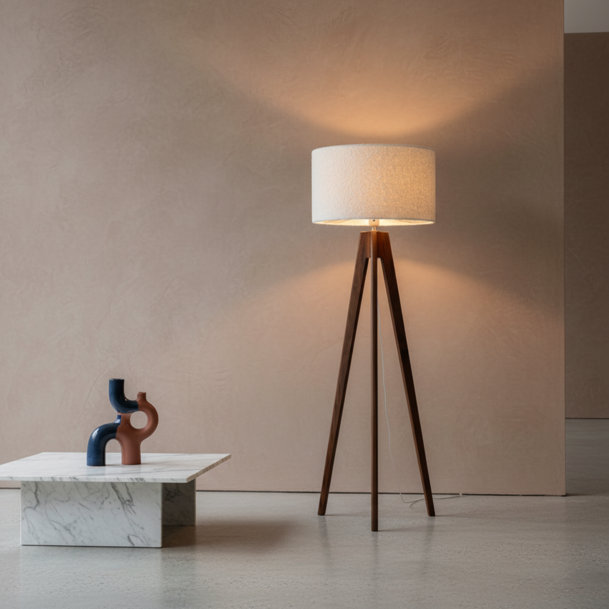 Lampadaire Trépied Scandinave en Bois & Abat-Jour Bouclé – Design Chic