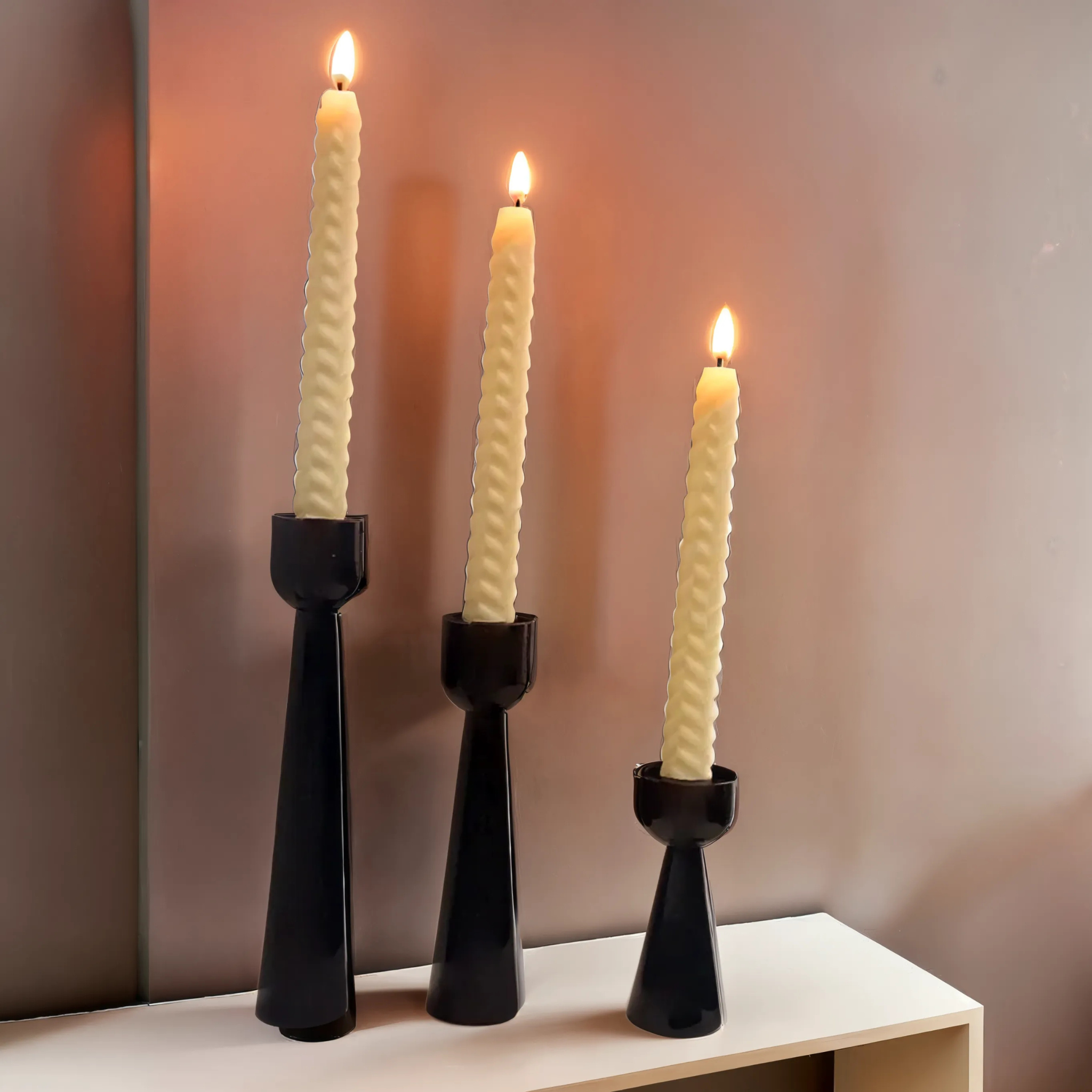 Bougeoirs en Bois Noir Sculpté | Design Moderne et Élégant | Fiolla Home