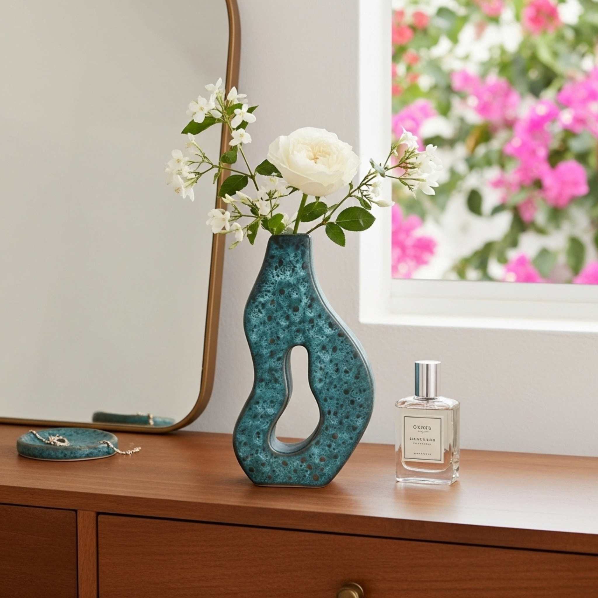 Vase en céramique sculptural – forme organique ajourée