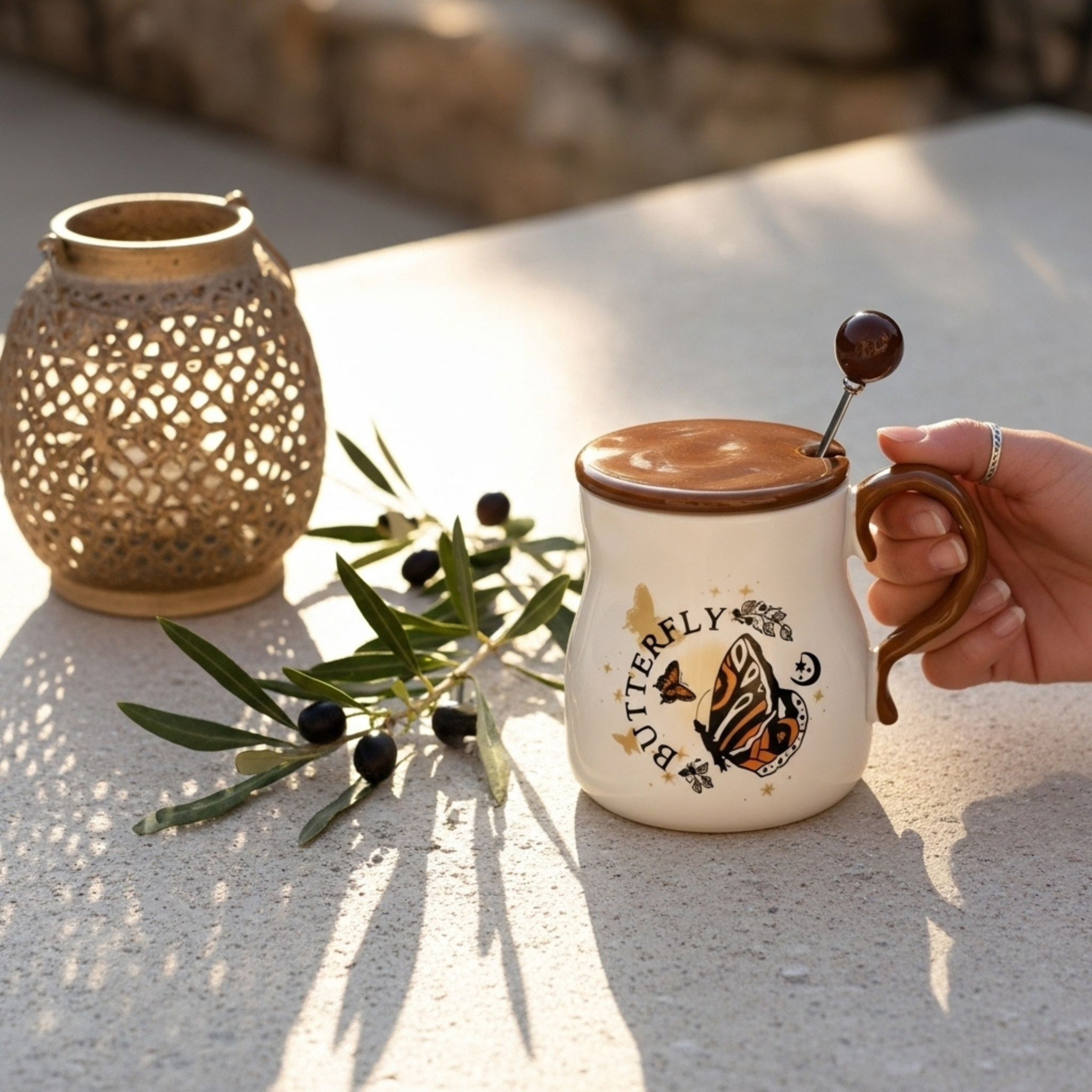 Mug Butterfly Bohème – Céramique Crème, Couvercle Caramel