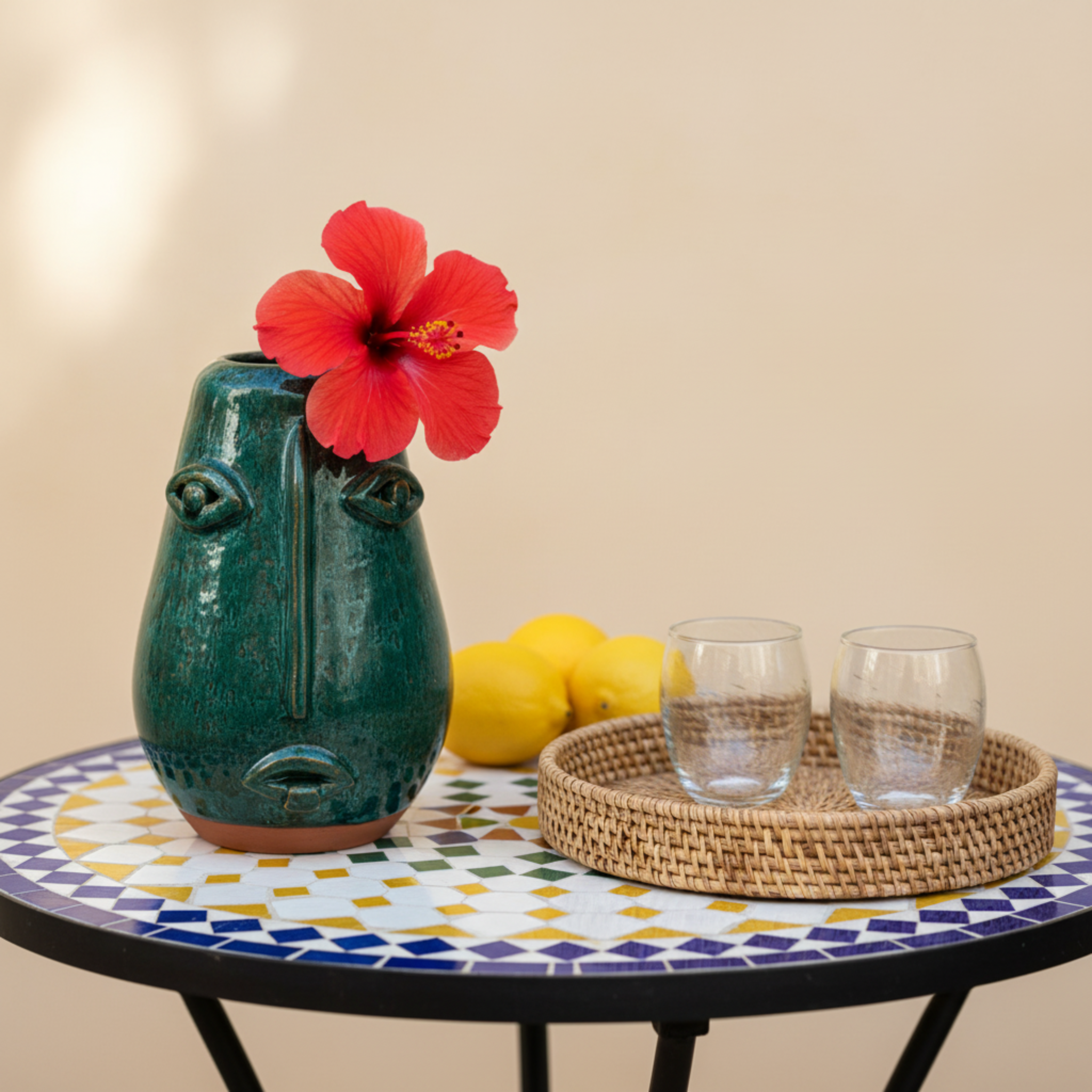 Vase Visage en Céramique Émaillée – Vert Émeraude, style tunisien