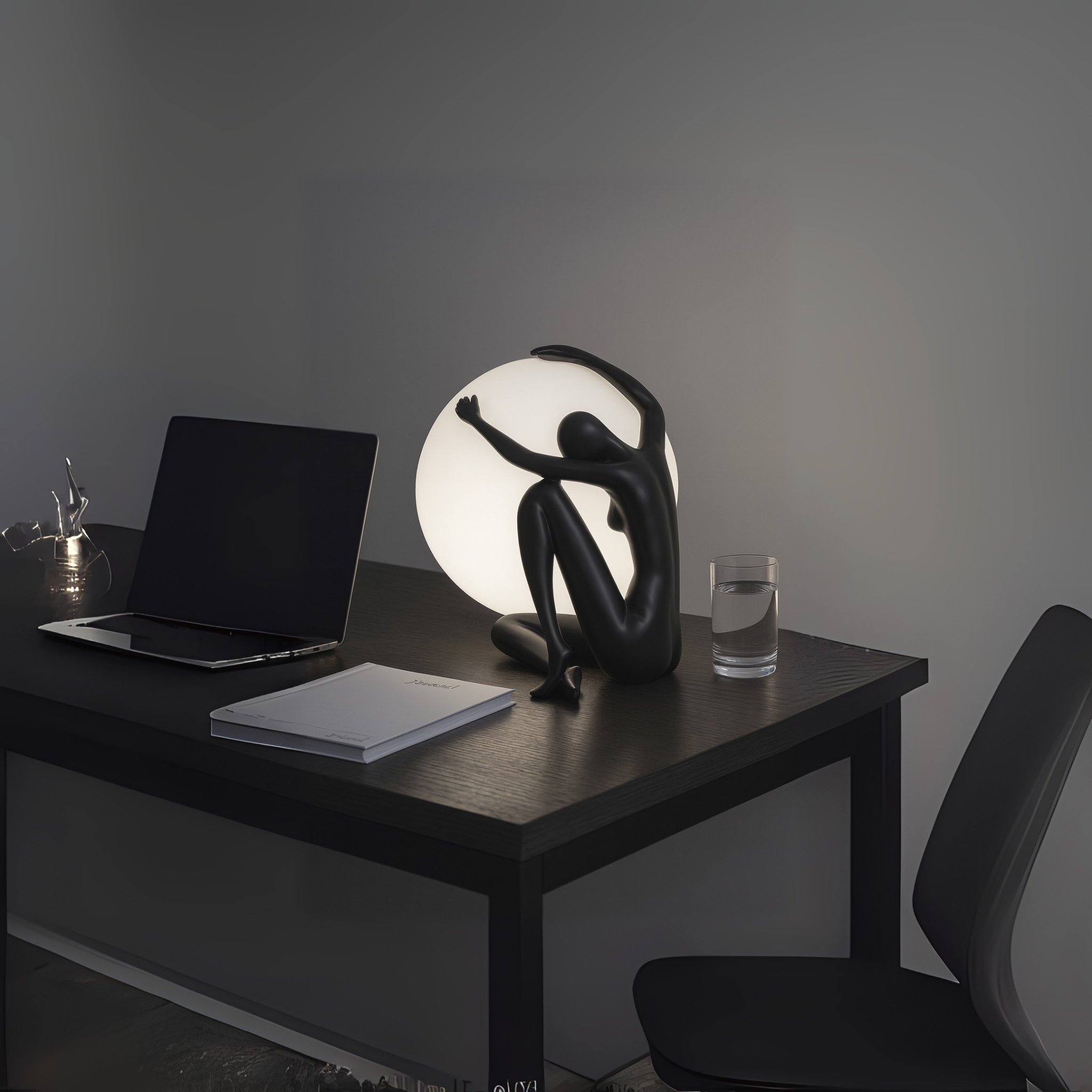 Lampe à Poser Designer | Statue Femme & Globe | Fiolla Home Tunisie