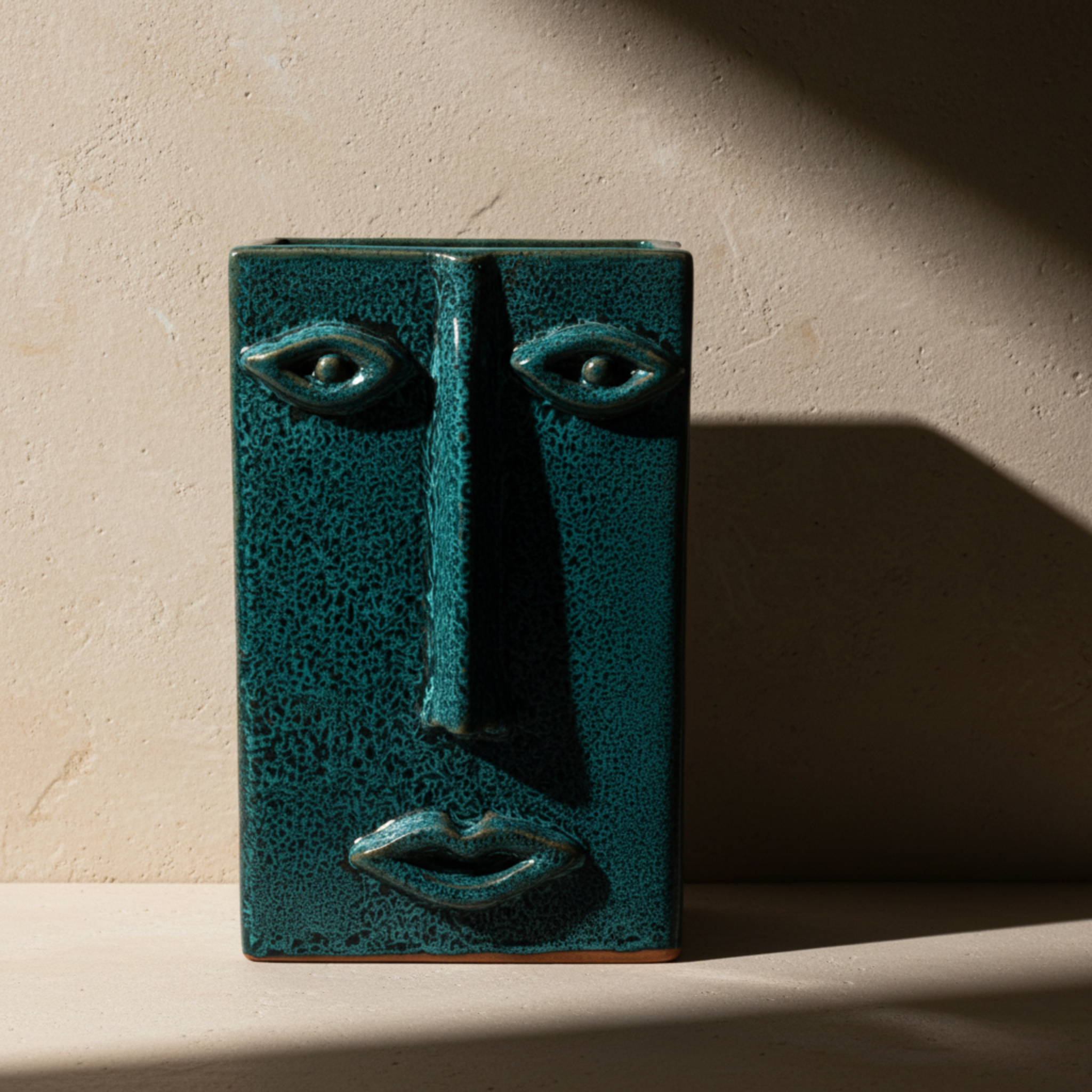 Vase Visage Rectangulaire en Céramique – Émeraude Tunisien