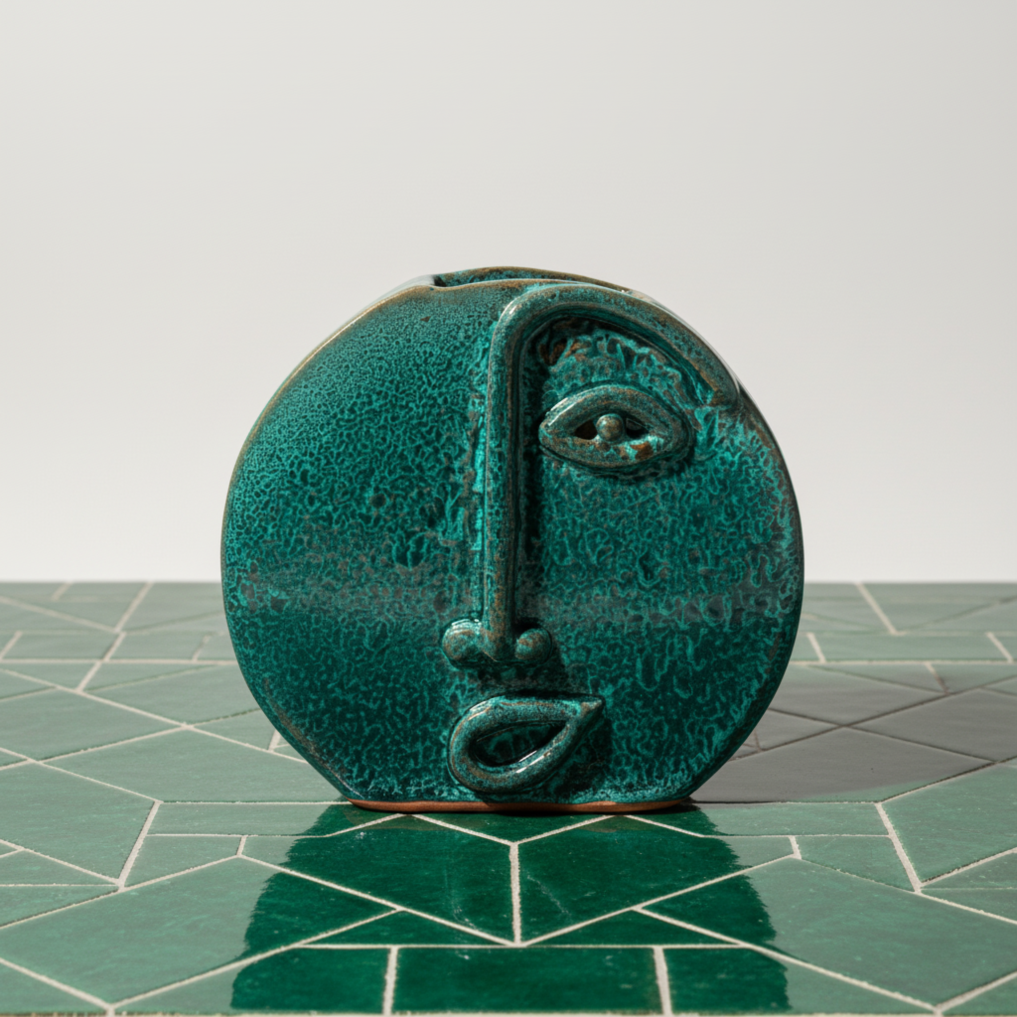 Vase Visage en Céramique Émeraude – Style Tunisien