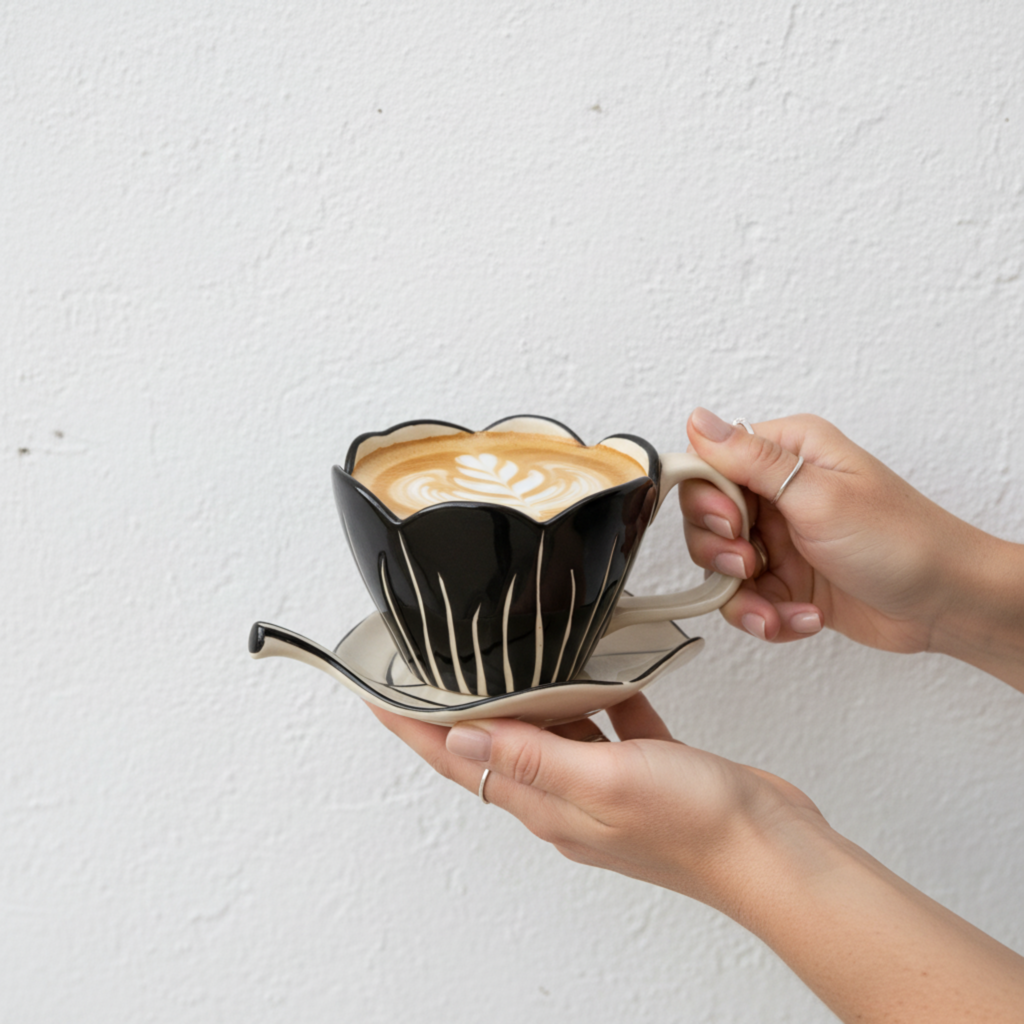 Mug Fleur Noir en Céramique avec Sous-Tasse – Élégance Premium