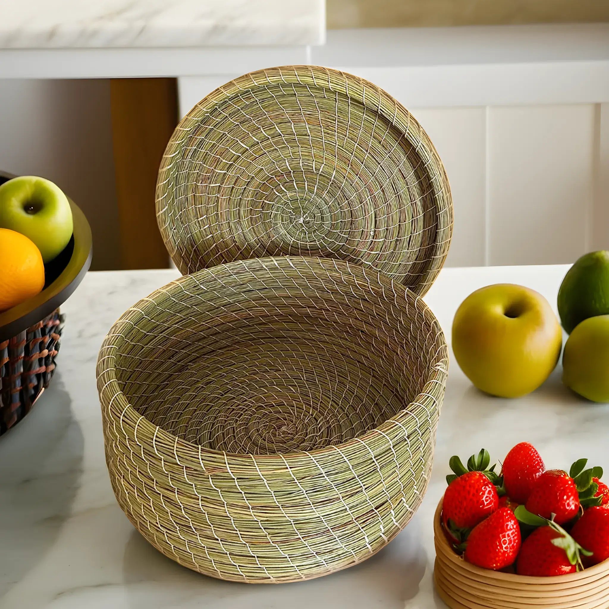 Grande boîte en halfa tissée à la main, utilisée pour le rangement, décorée avec des fruits.