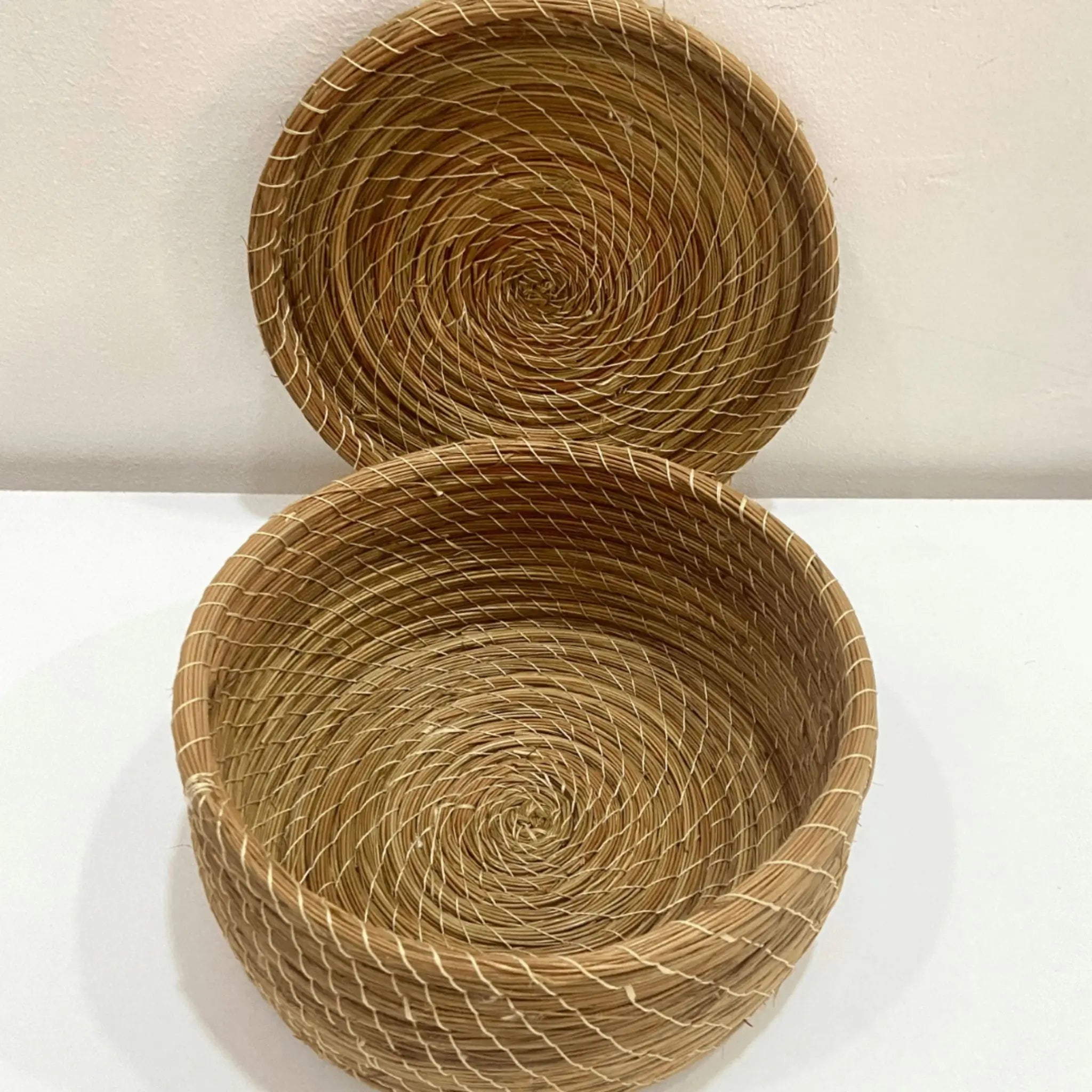 Boîte ronde en halfa avec couvercle, artisanat tunisien pour rangement décoratif.