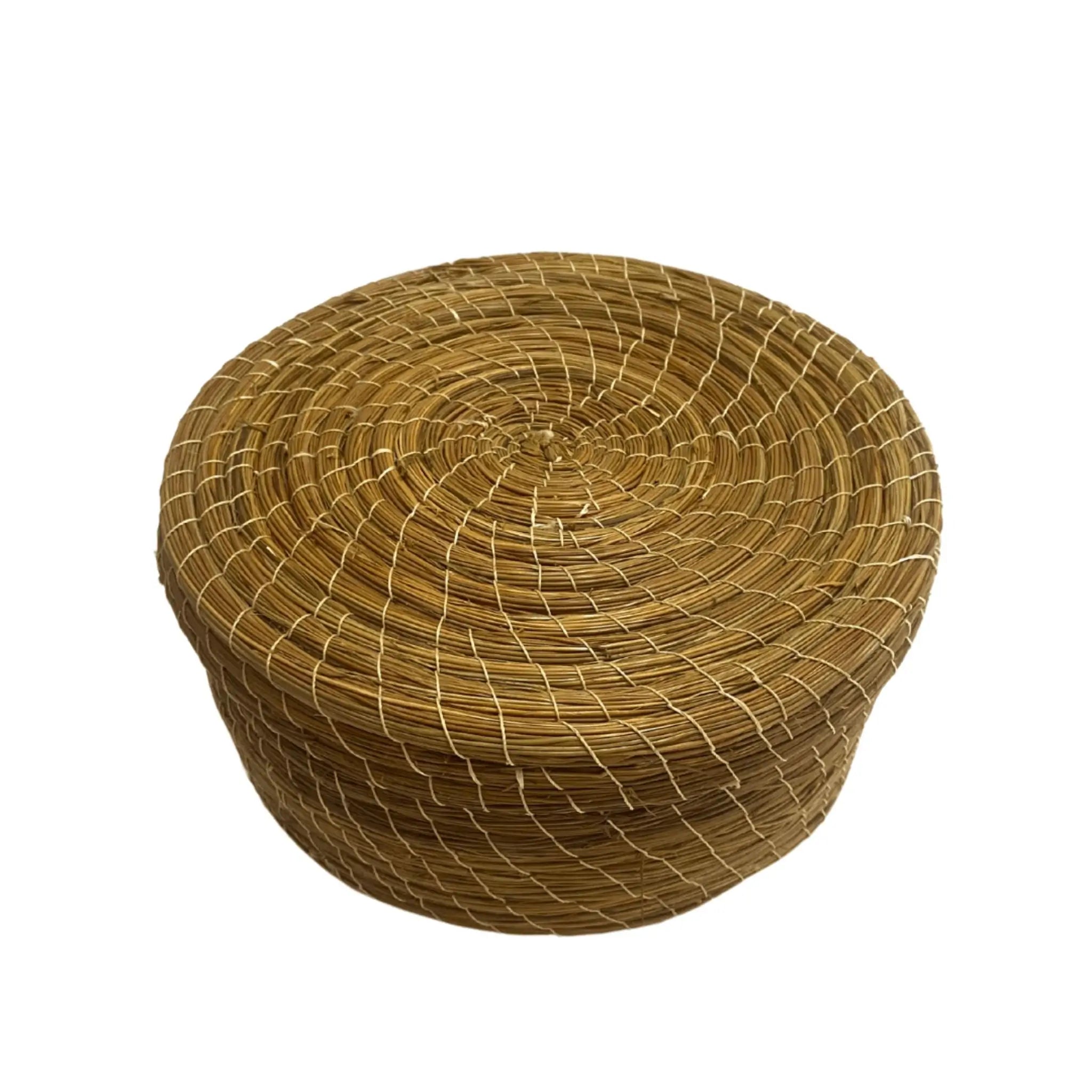 Boîte artisanale en halfa avec couvercle, idéale pour le rangement naturel.