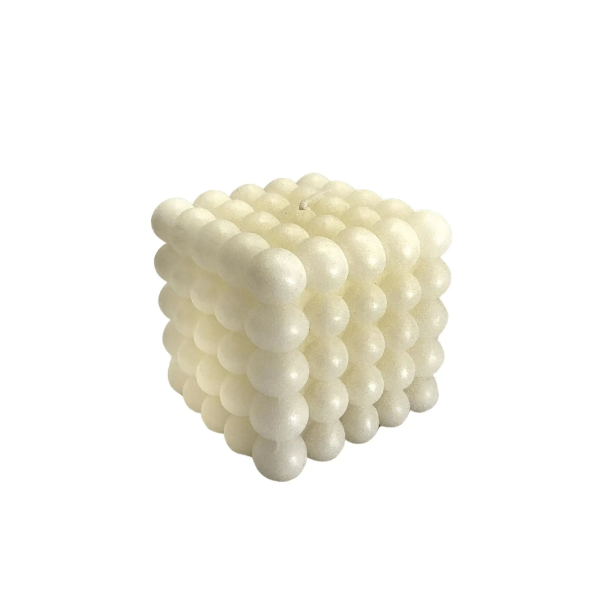 Bougie parfumée artisanale en forme de cube blanc, composée de sphères, idéale pour ajouter une touche de pureté et de douceur à votre décoration.