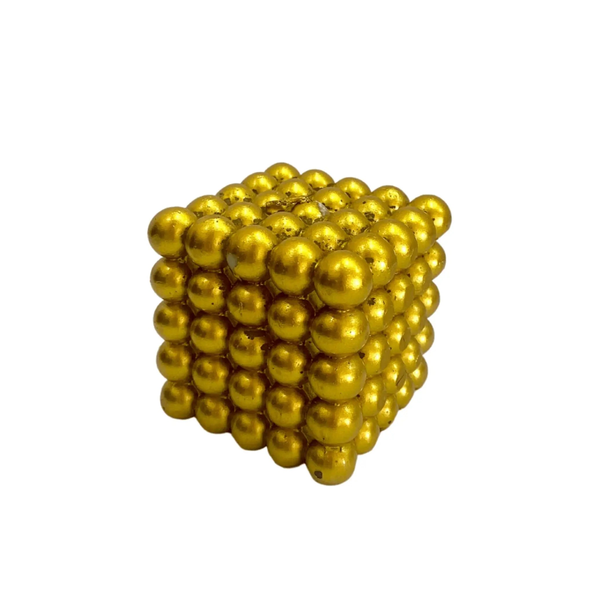Bougie parfumée artisanale en forme de cube doré, idéale pour une décoration élégante et une ambiance parfumée et chaleureuse.