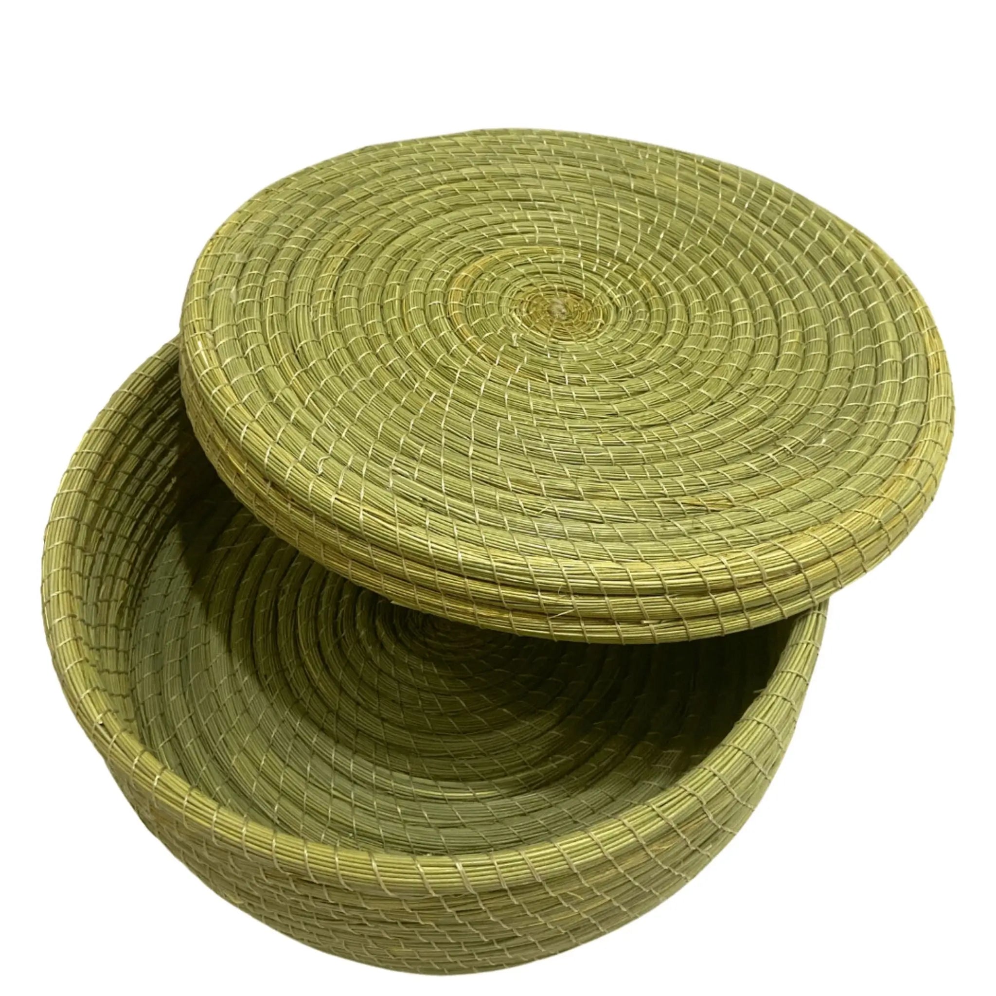 Grande boîte ronde en halfa avec couvercle, panier artisanal pour rangement élégant.