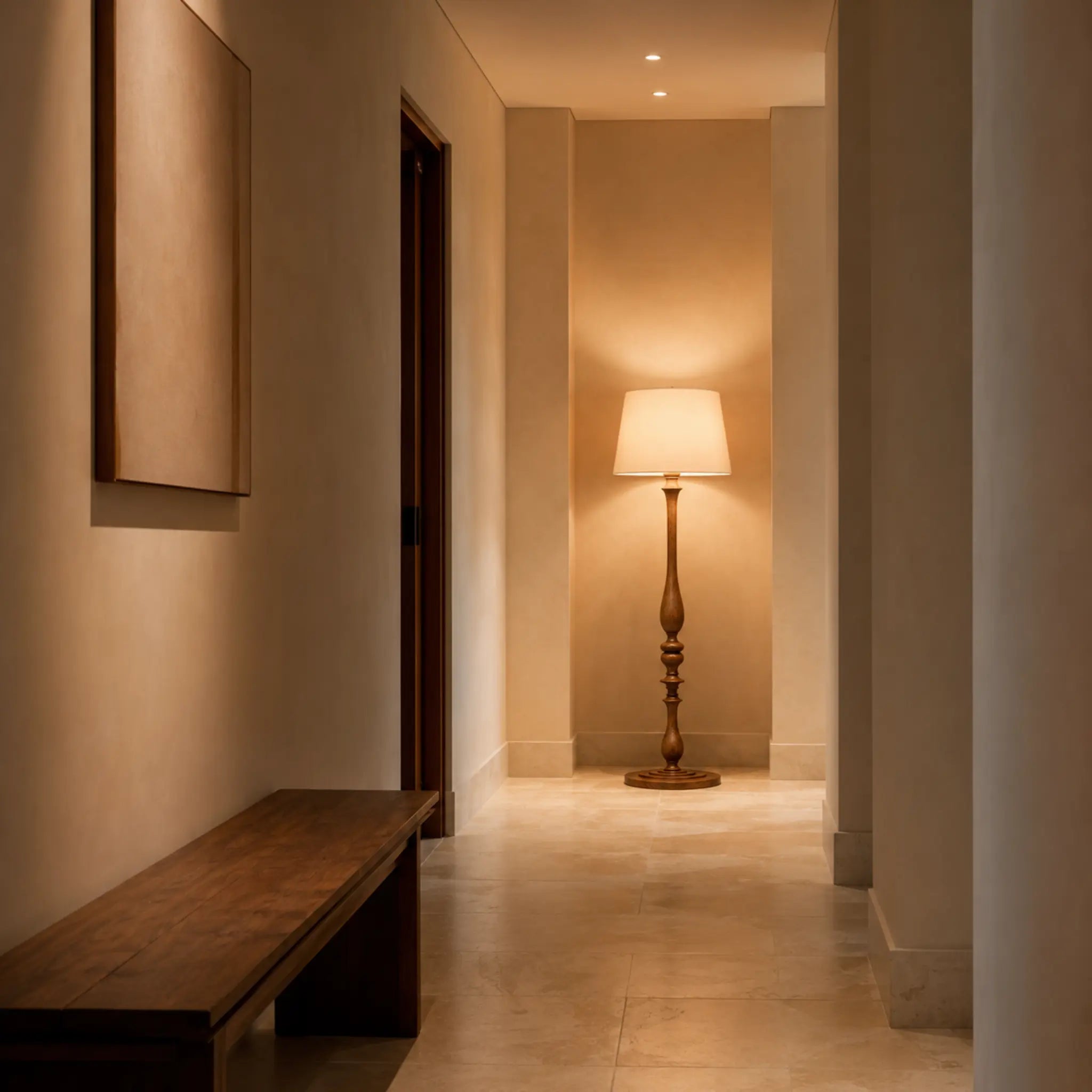 Lampadaire en bois tourné illuminant un couloir d'entrée élégant, éclairage décoratif pour la maison en Tunisie