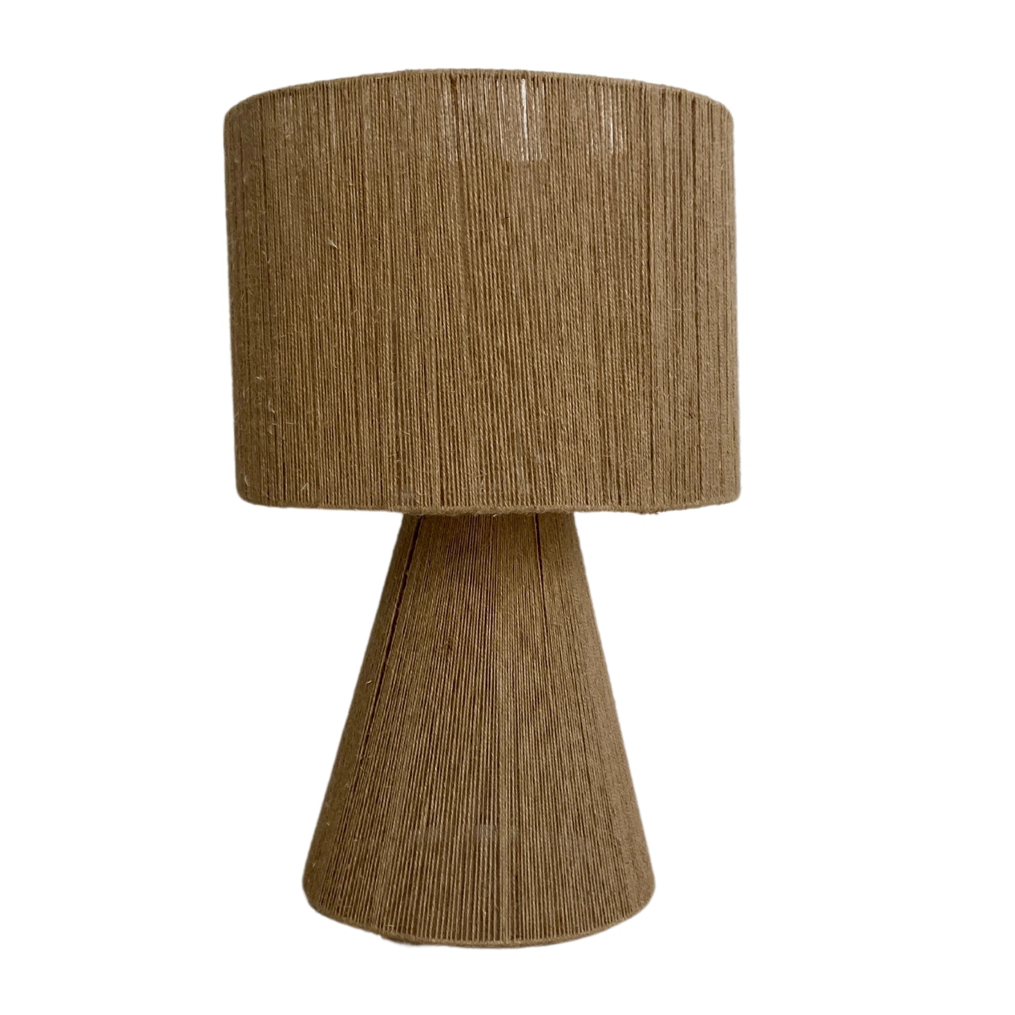 Lampe à poser en jute naturel, fabriquée à la main, idéale pour ajouter une touche bohème et chaleureuse à votre intérieur.