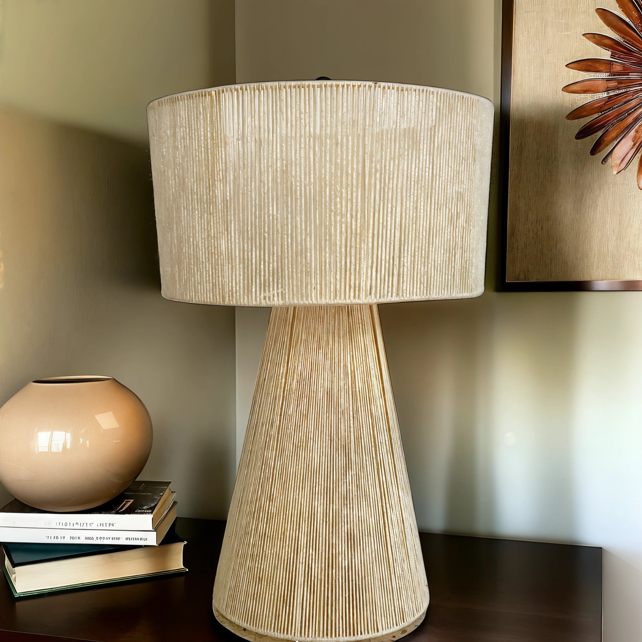 Lampe artisanale en jute, parfaite pour créer une lumière tamisée et apaisante, idéale pour tout style de décoration.