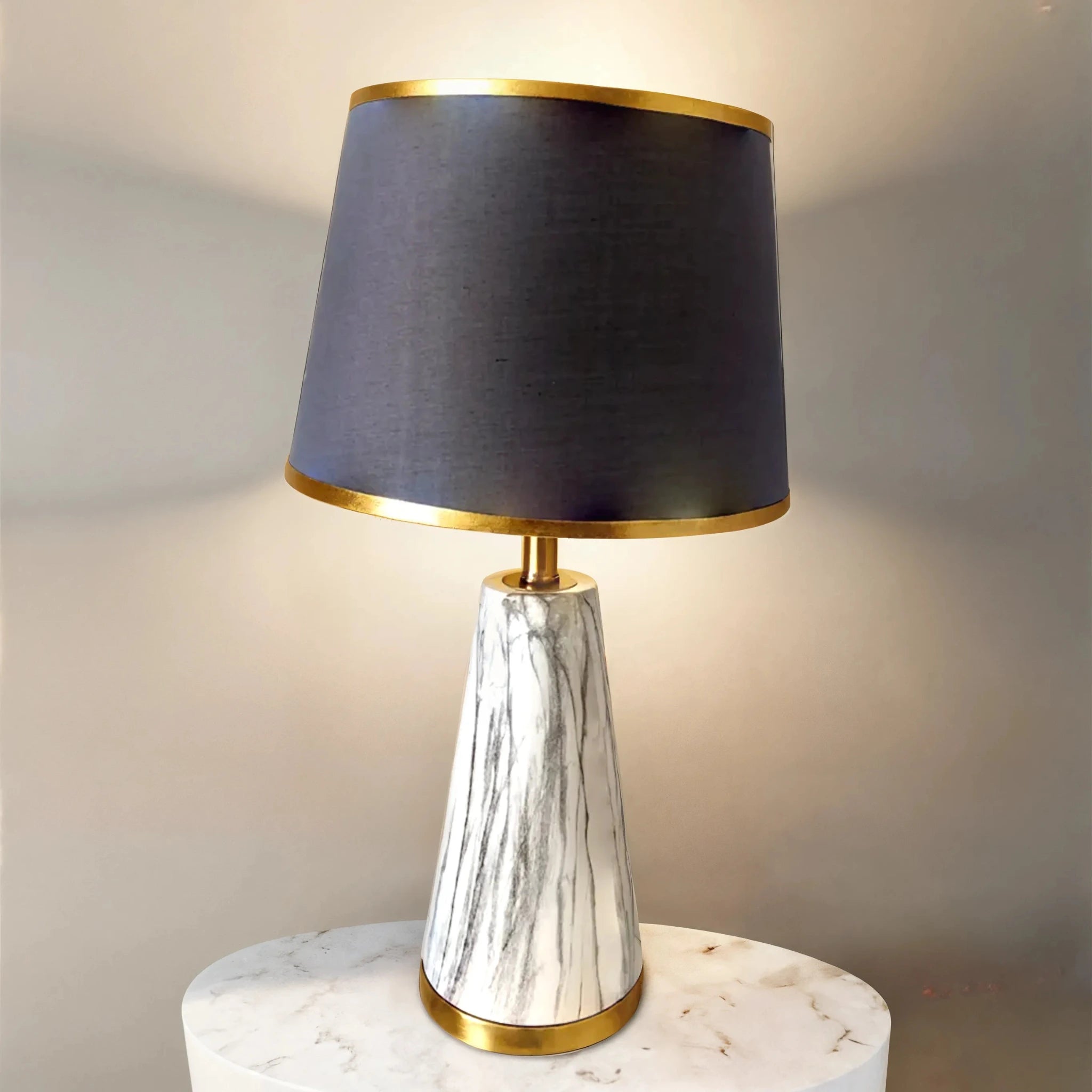Lampe de table avec base en marbre, abat-jour noir et doré, parfaite pour ajouter un style raffiné à votre salon ou chambre.