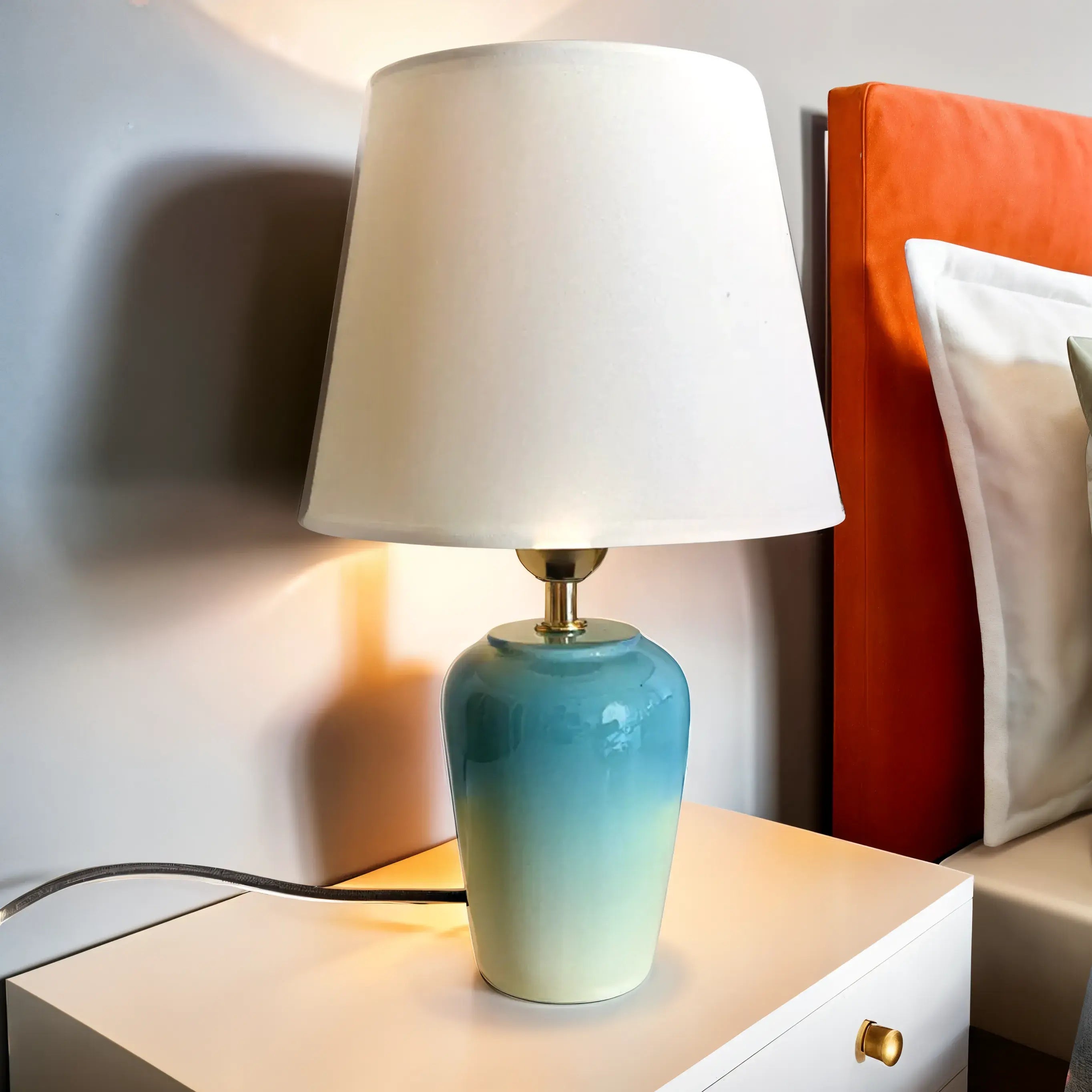 Lampe de table céramique avec dégradé bleu, idéale pour ajouter une ambiance apaisante et contemporaine à votre intérieur.