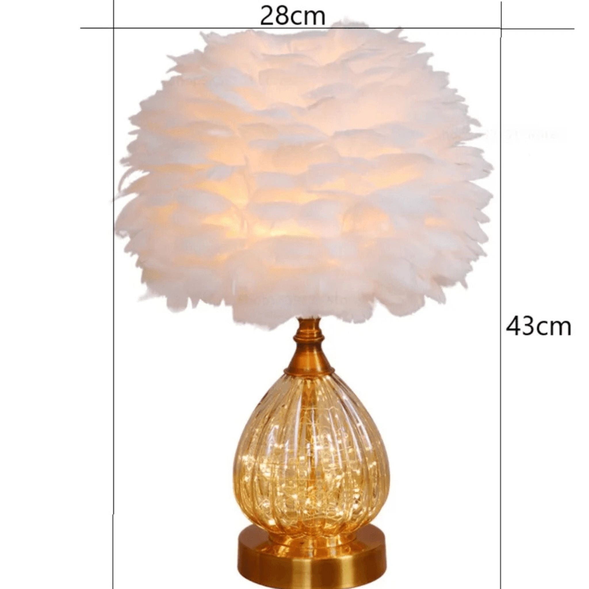 Lampe de table en plumes d'autruche avec base dorée, offrant un éclairage raffiné et une touche de luxe à n'importe quelle pièce.