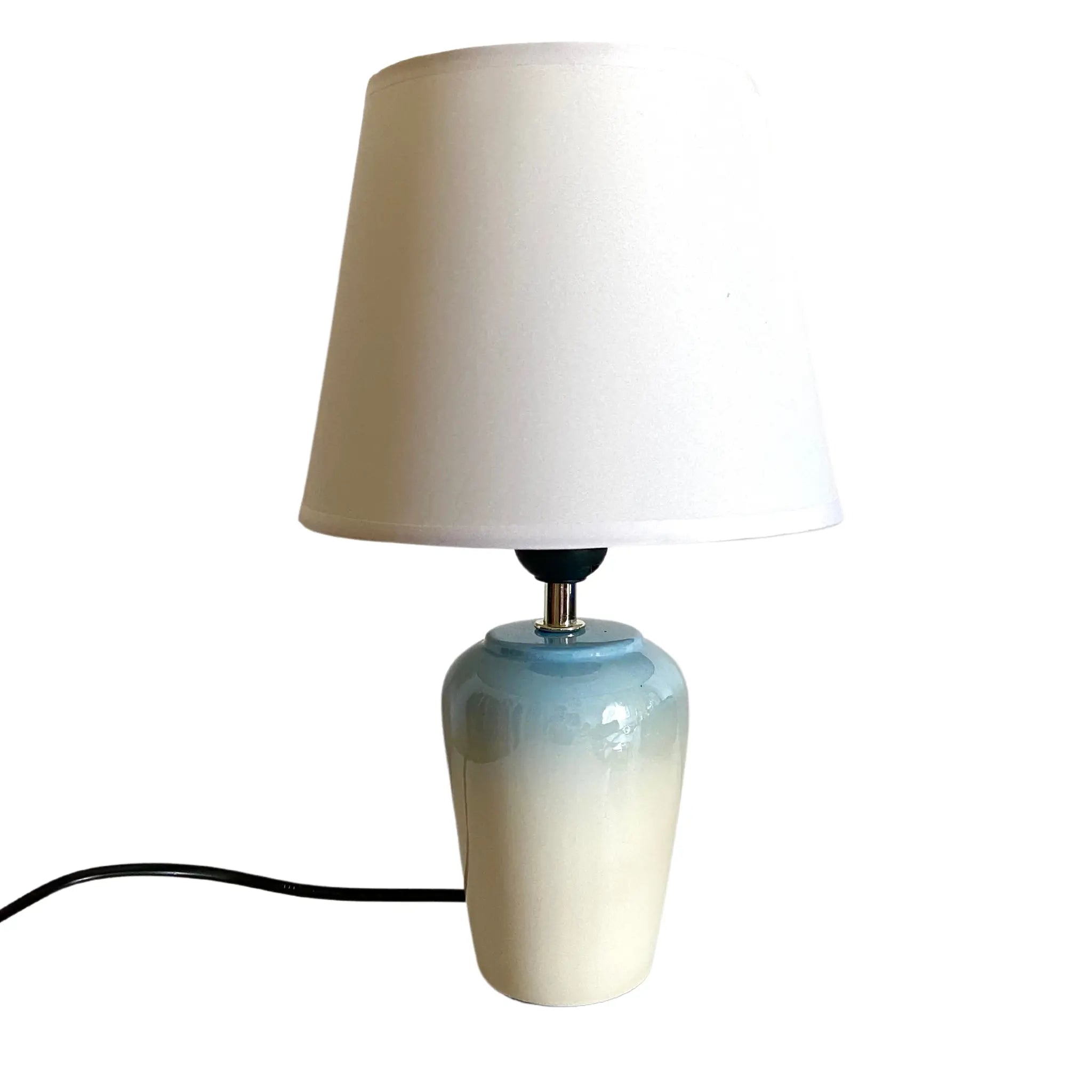 Lampe de table avec dégradé bleu et blanc en céramique, apportant une touche élégante et moderne à votre chambre ou salon.