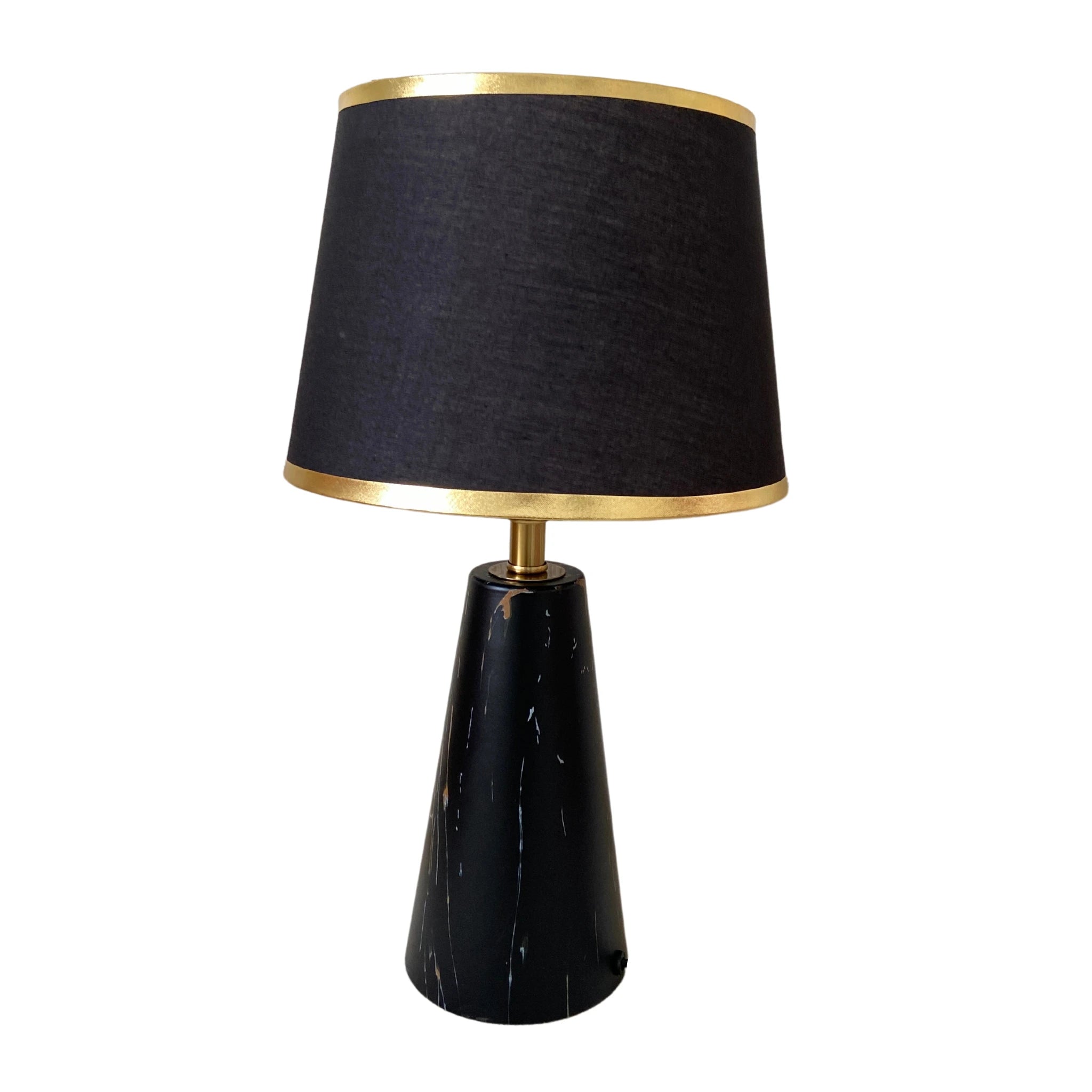 Lampe de table avec base en marbre noir et abat-jour en tissu noir avec bordure dorée, ajoutant une touche de luxe à votre intérieur.