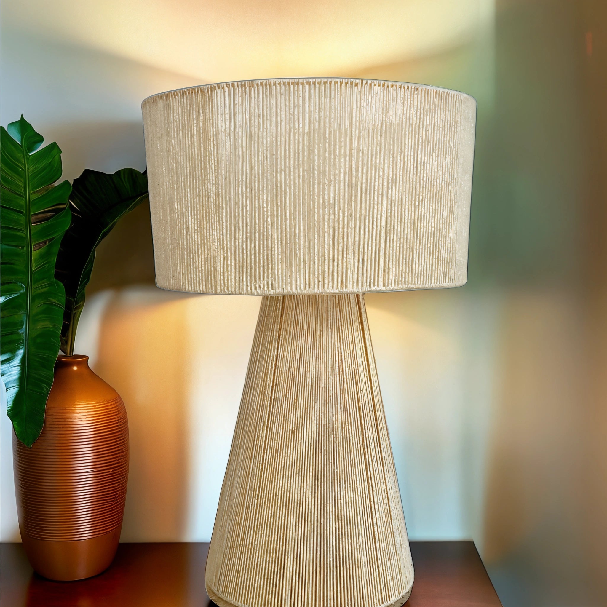 Lampe à poser en jute naturelle, avec un design élégant qui apporte une ambiance chaleureuse et naturelle à votre espace.
