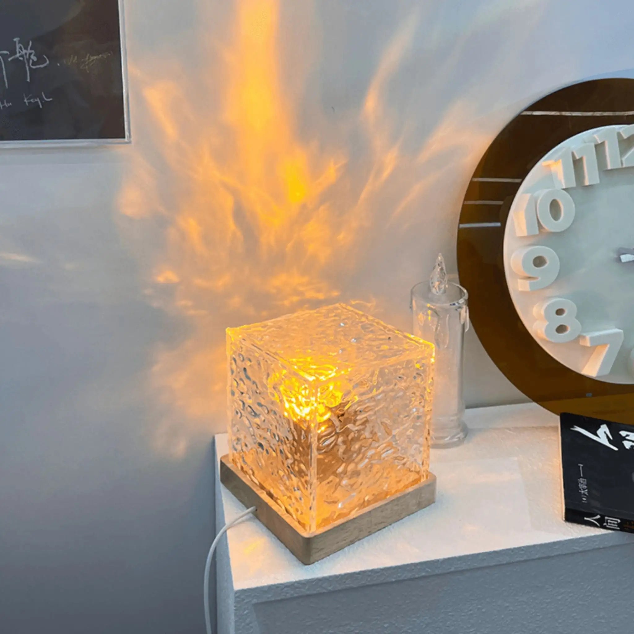 Lampe en cristal avec effet lumineux ambiant, parfaite pour ajouter une touche de modernité et de sophistication à votre intérieur.