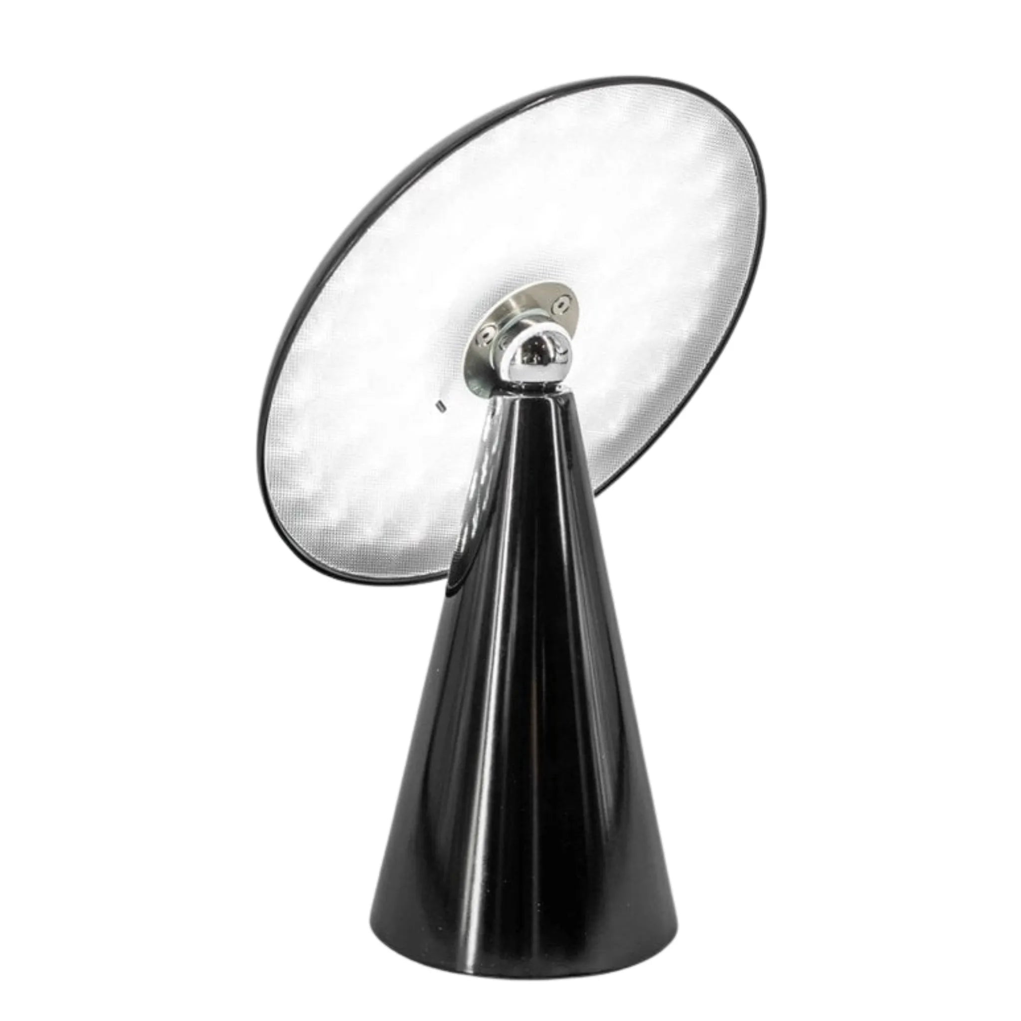 Base de lampe conique noire brillante avec un diffuseur de lumière circulaire et argenté. Le diffuseur a un motif de maille fine ou de grille sur sa surface et est monté sur une rotule. La lampe est vue sous un angle de trois quarts sur un fond blanc.