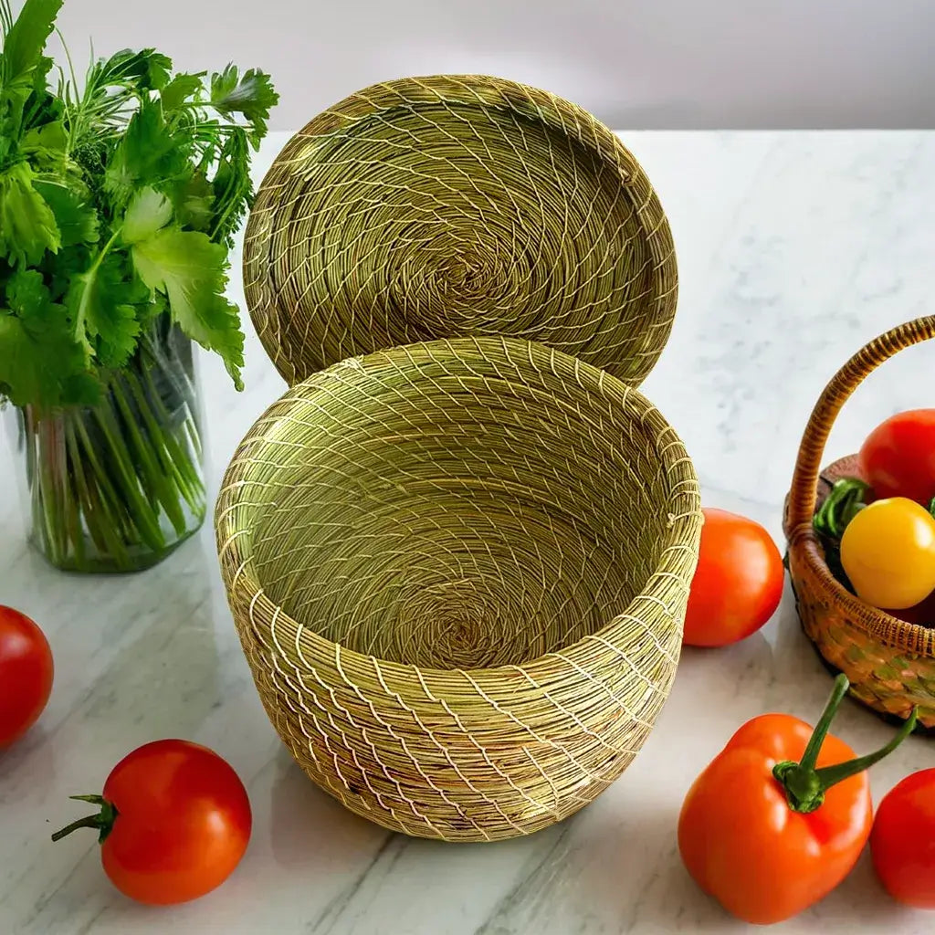 Panier en halfa naturel avec couvercle, disposé avec des fruits sur une table.