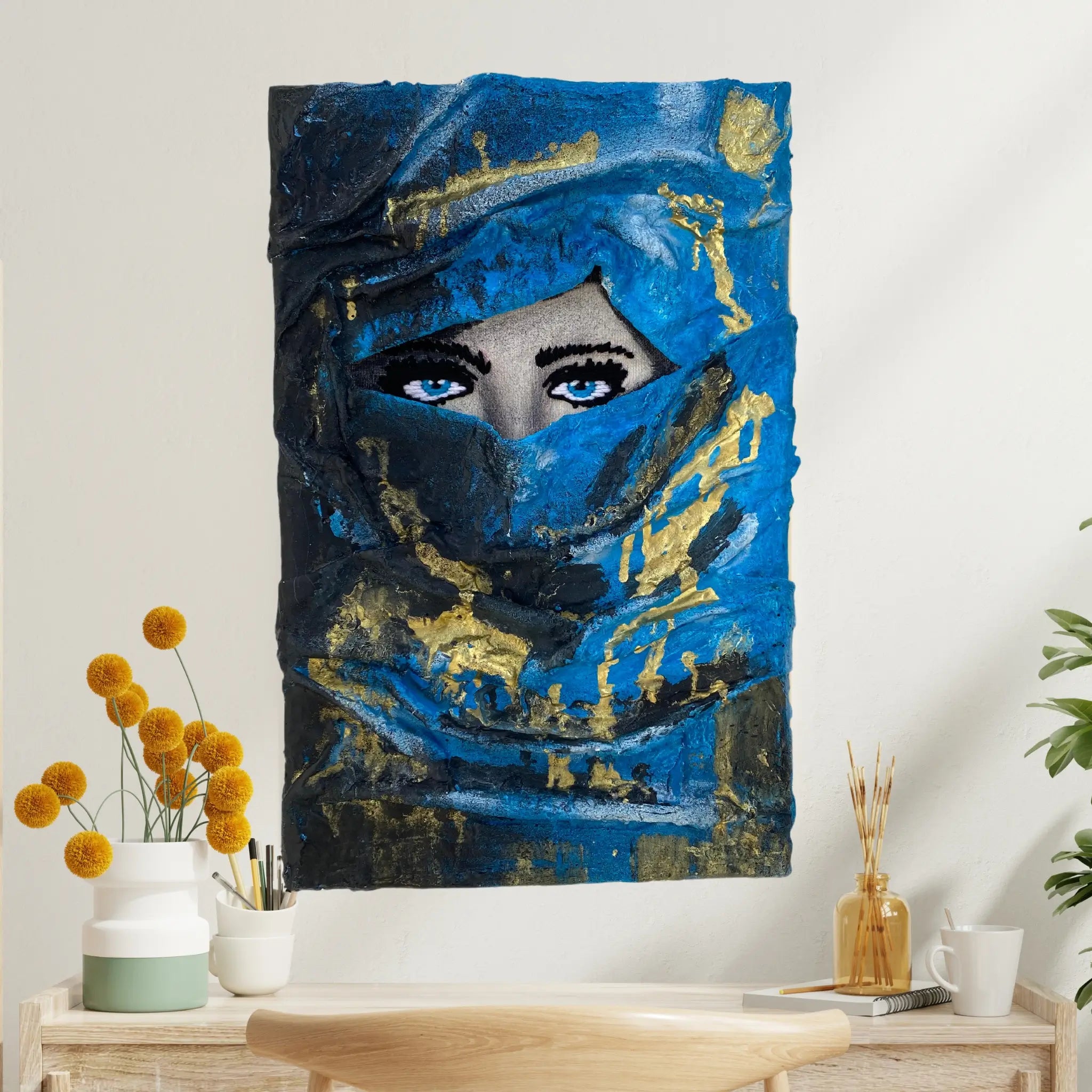 Tableau contemporain femme voilee avec details en bleu et or